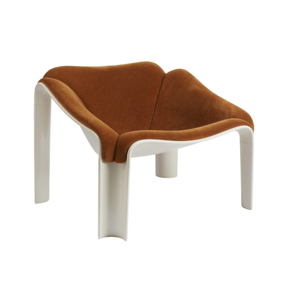 Sessel F300 in Kiefernholz mit weißem Sockel
