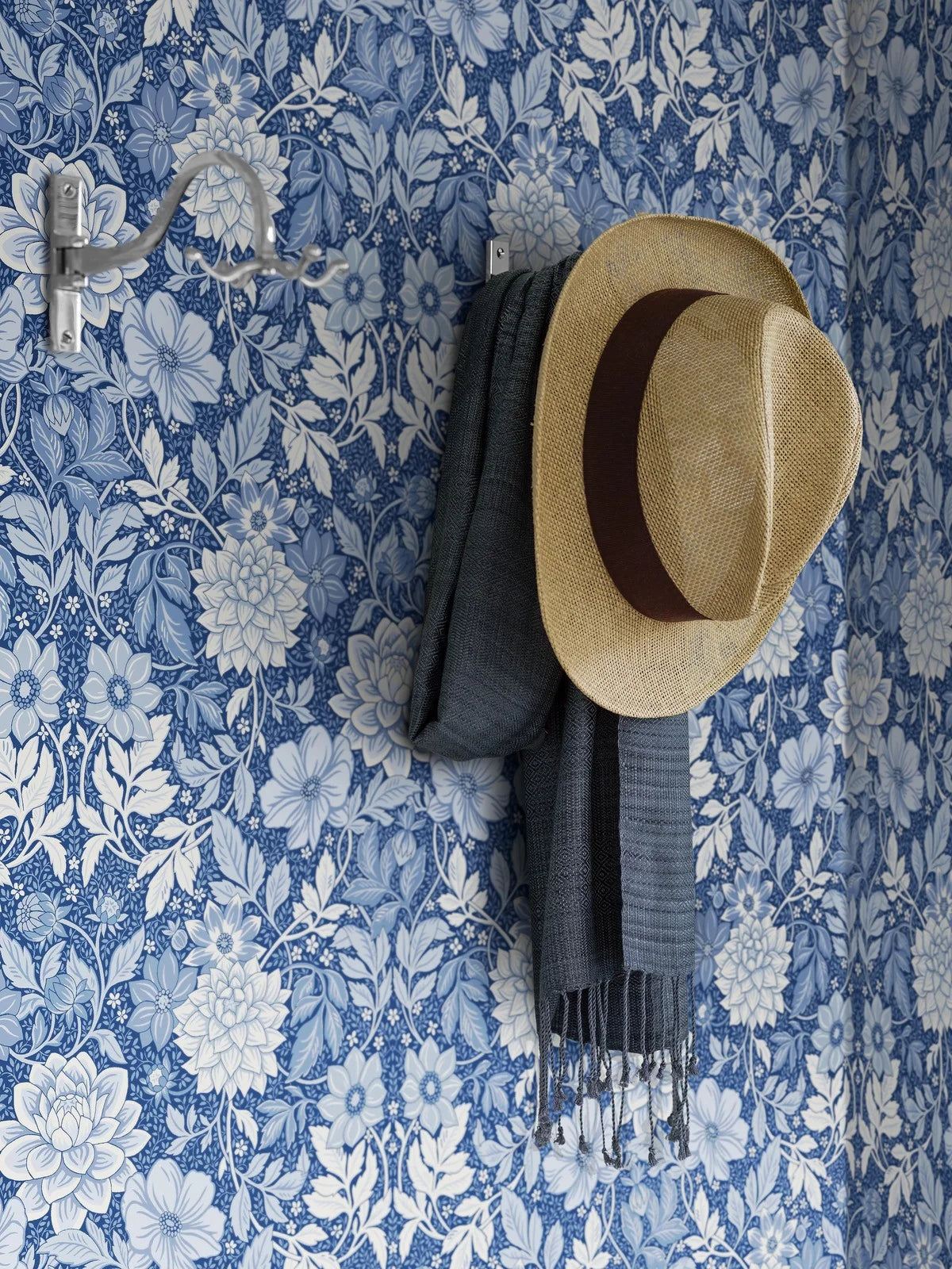 Non-woven paper wallpaper with a floral pattern DAHLIA GARDEN blue with white