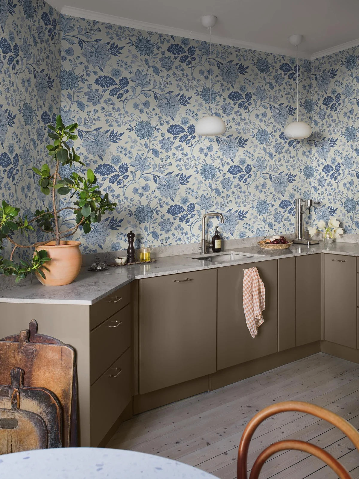 Vlies-Tapete mit Pflanzenmuster ALICIA warmweiß mit Blau