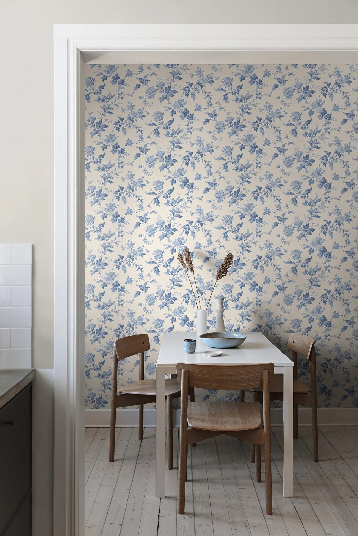Non-woven paper wallpaper with a floral pattern BLOMSLINGA white with blue