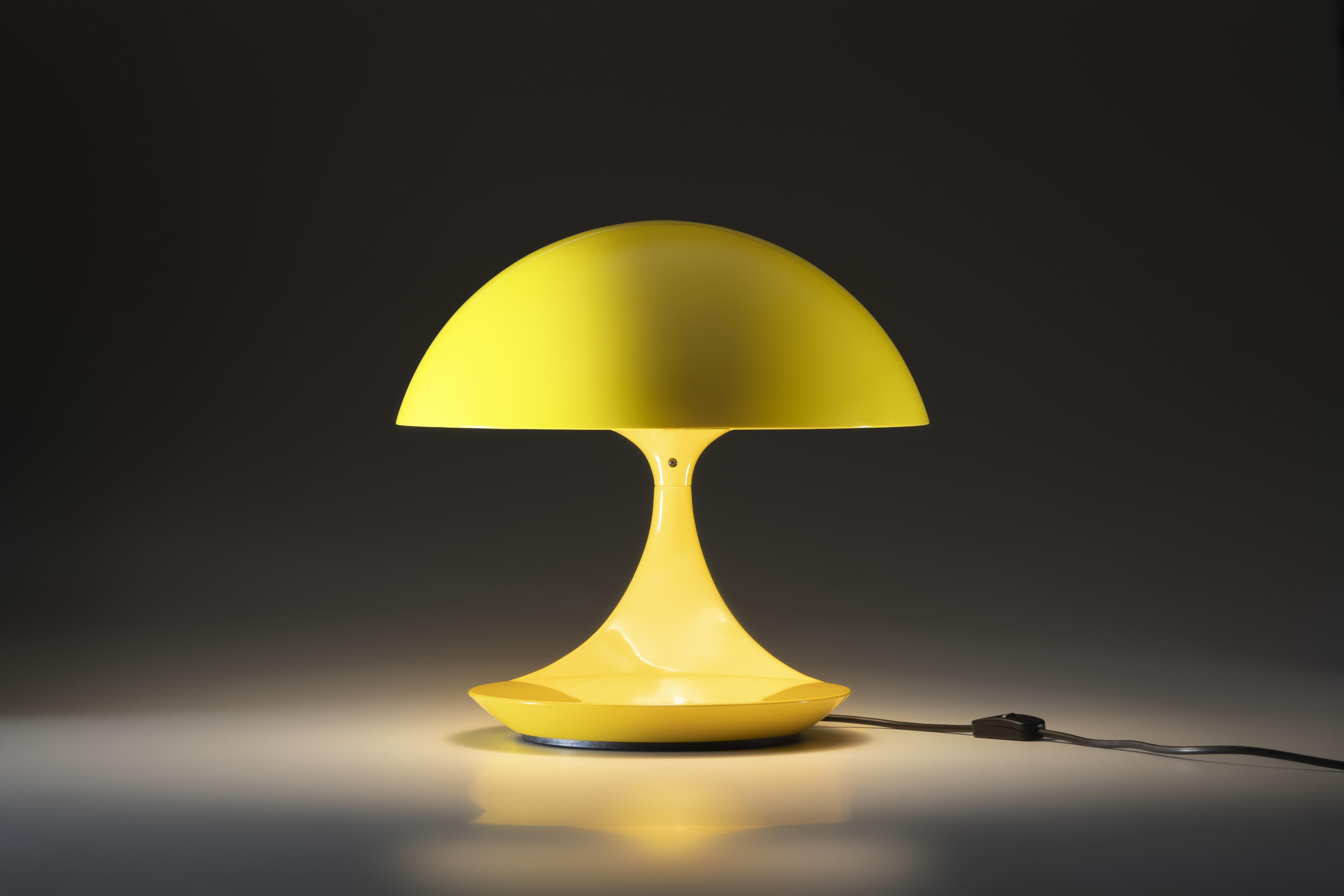 Cobra Table Lamp 100 in Glossy Yellow