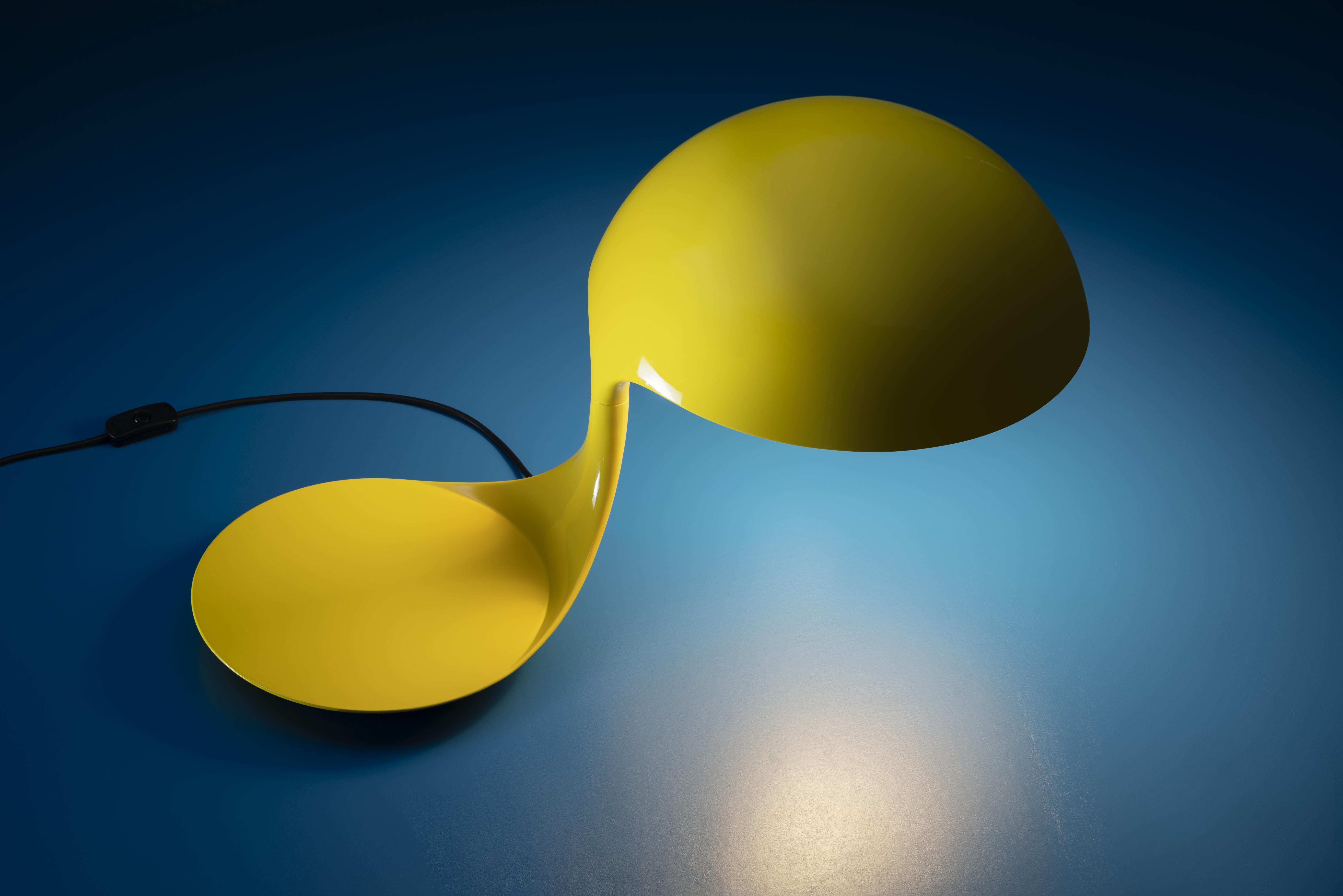 Cobra Table Lamp 100 in Glossy Yellow