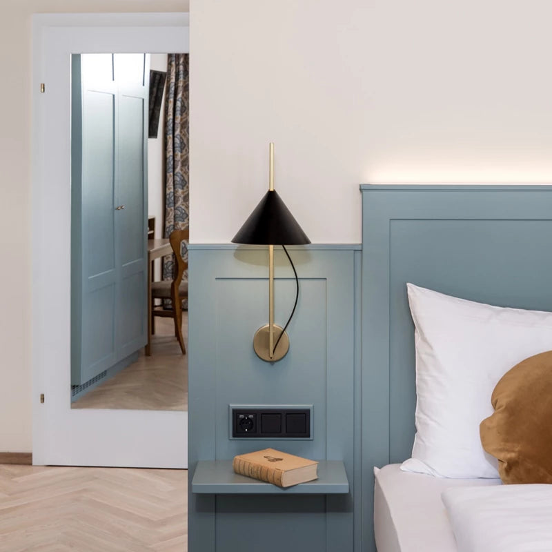 Lampa ścienna YUH czarny z mosiężną podstawą