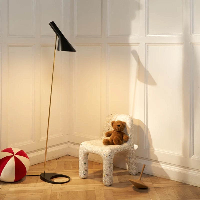 Lampa podłogowa AJ czarny z mosiężnym