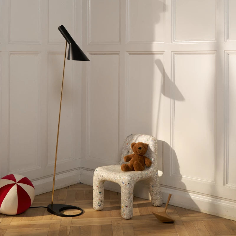 Lampa podłogowa AJ czarny z mosiężnym