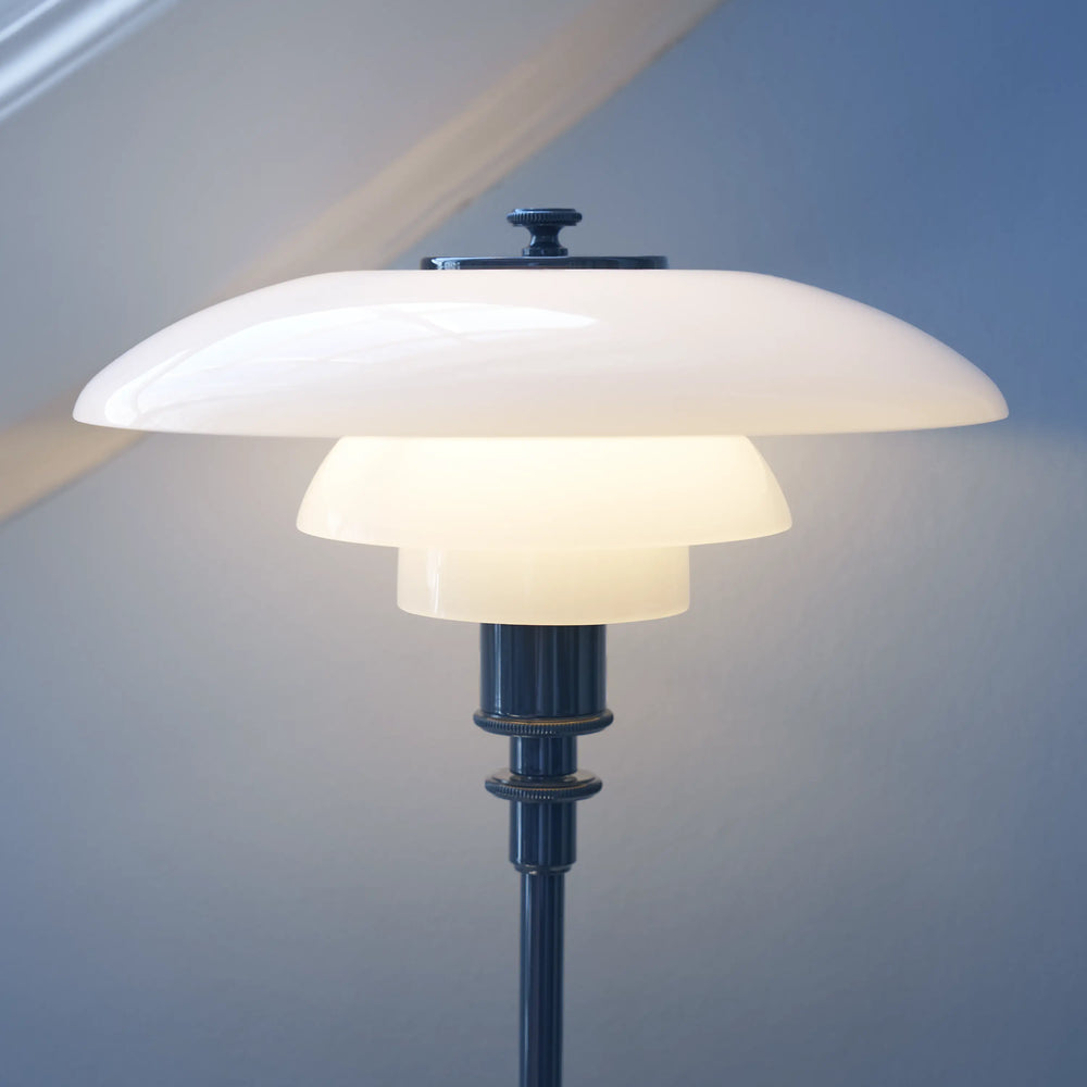 PH 2/1 table lamp in white with a navy blue base