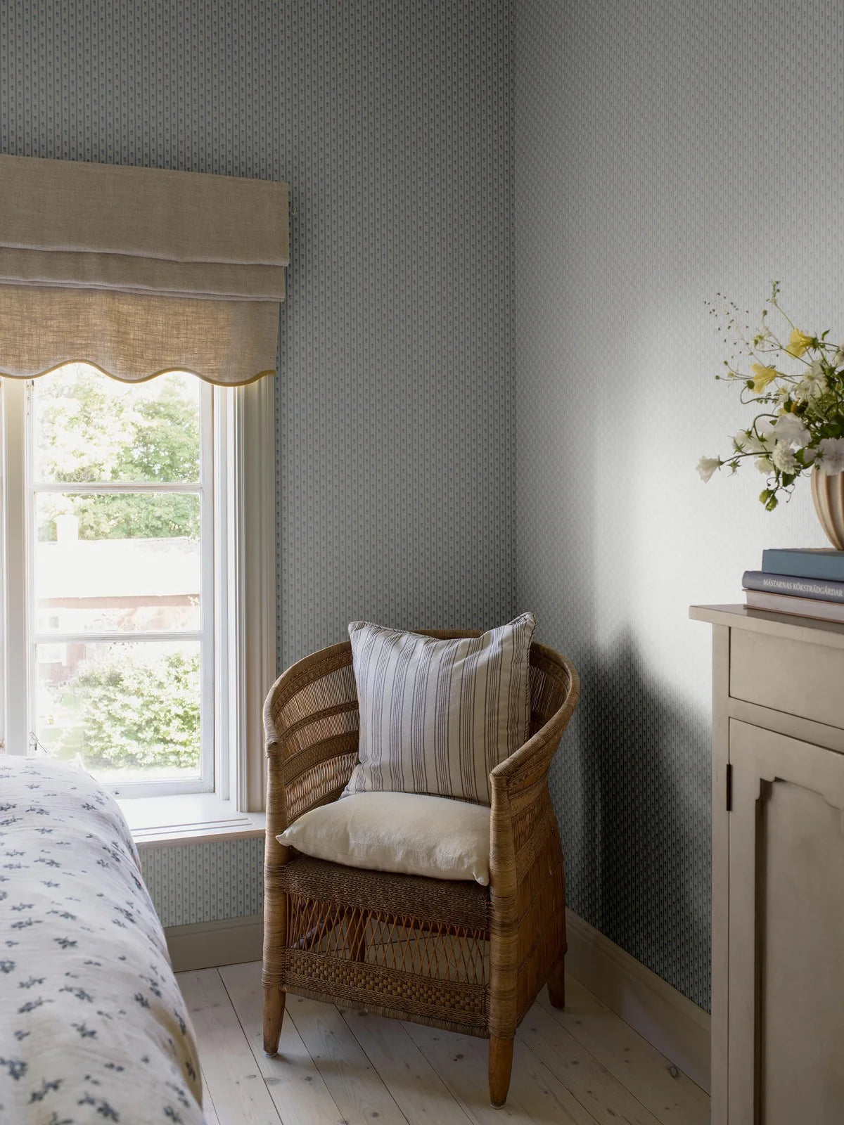 LILLA LYCKAN White and Blue Striped Wallpaper with Floral Motif