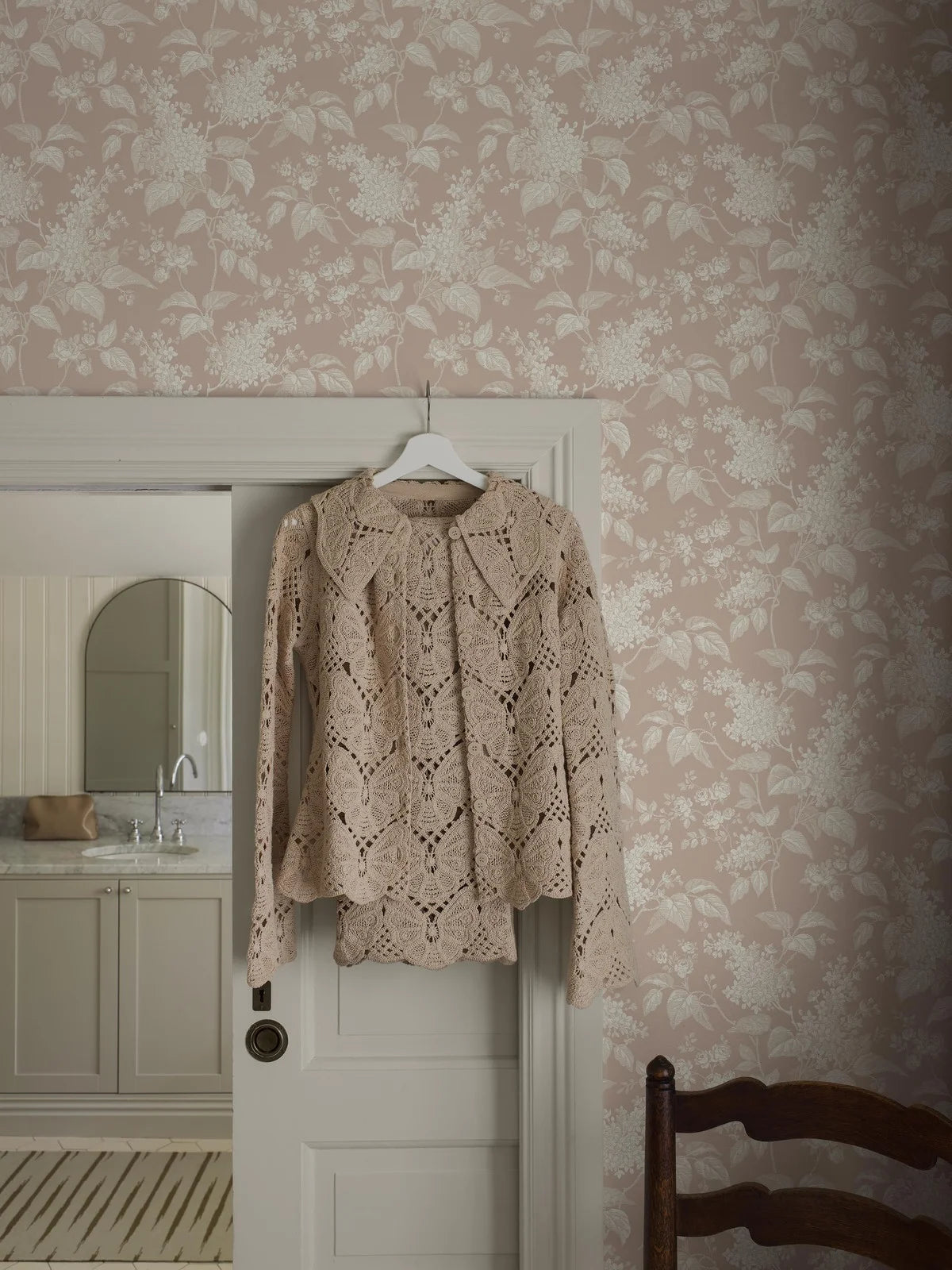 Floral Pattern Wallpaper SYREN Powder Pink with White