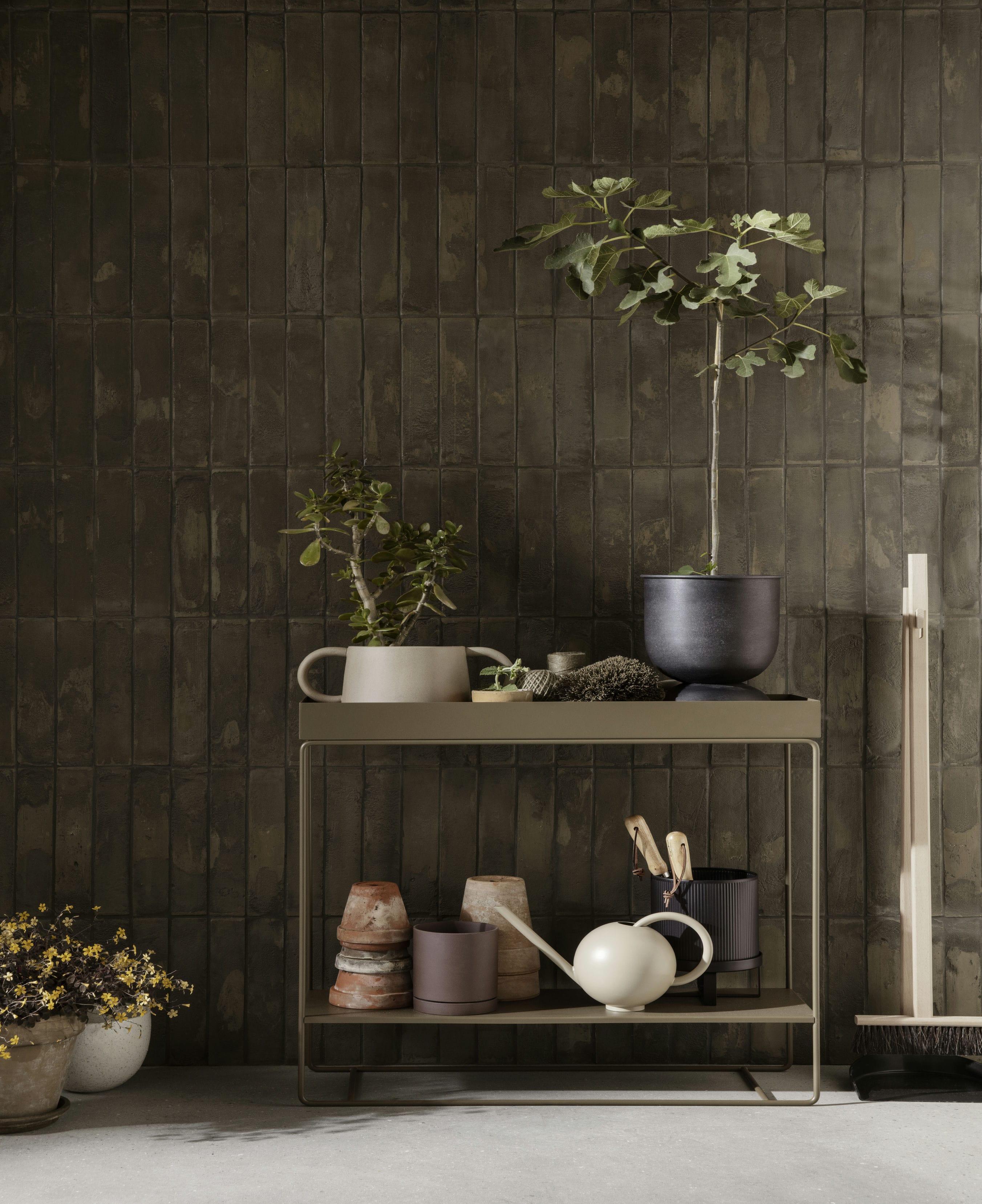 Hourglass pot black