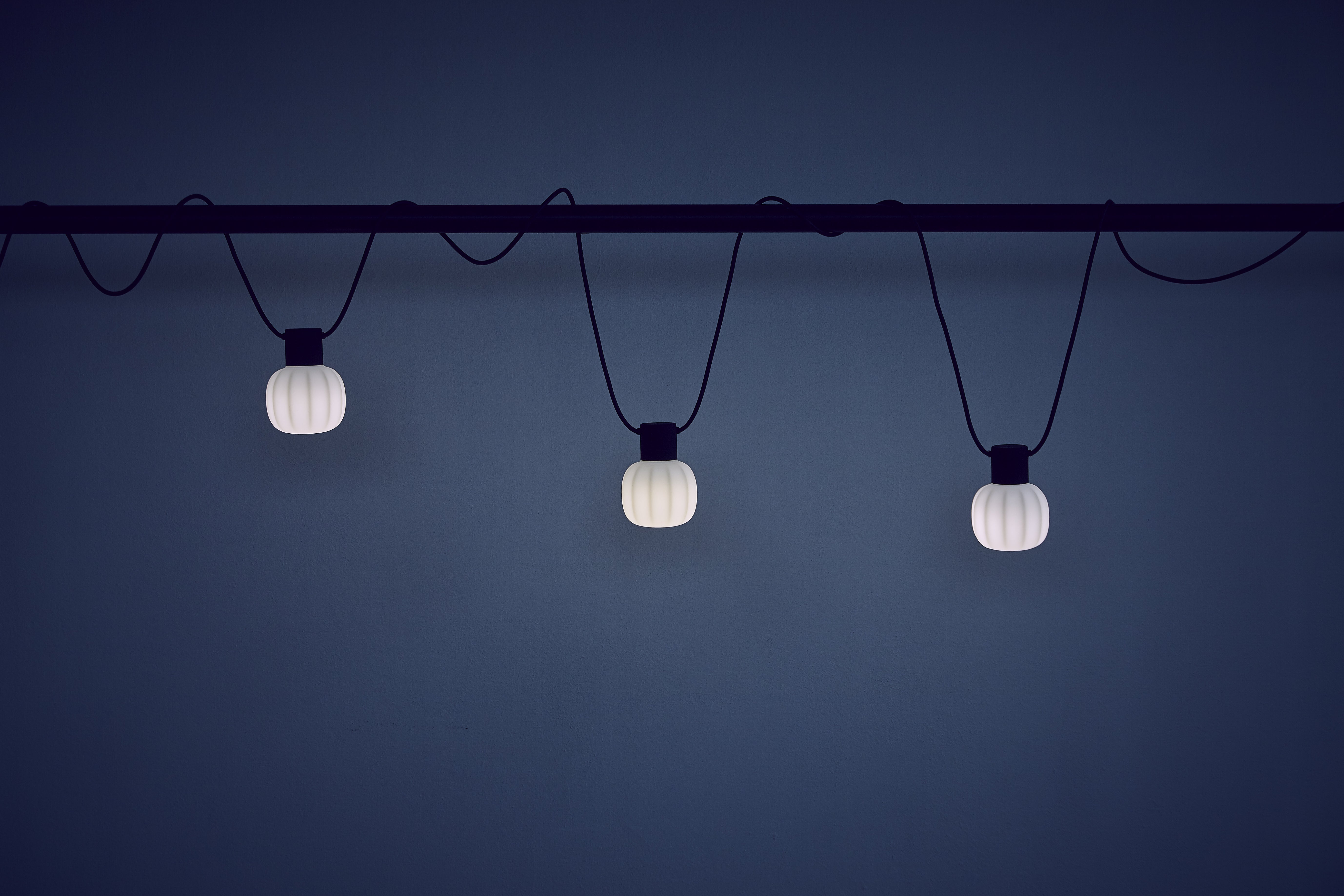 Lampa wisząca zewnętrzna KIKI biały z czarnym