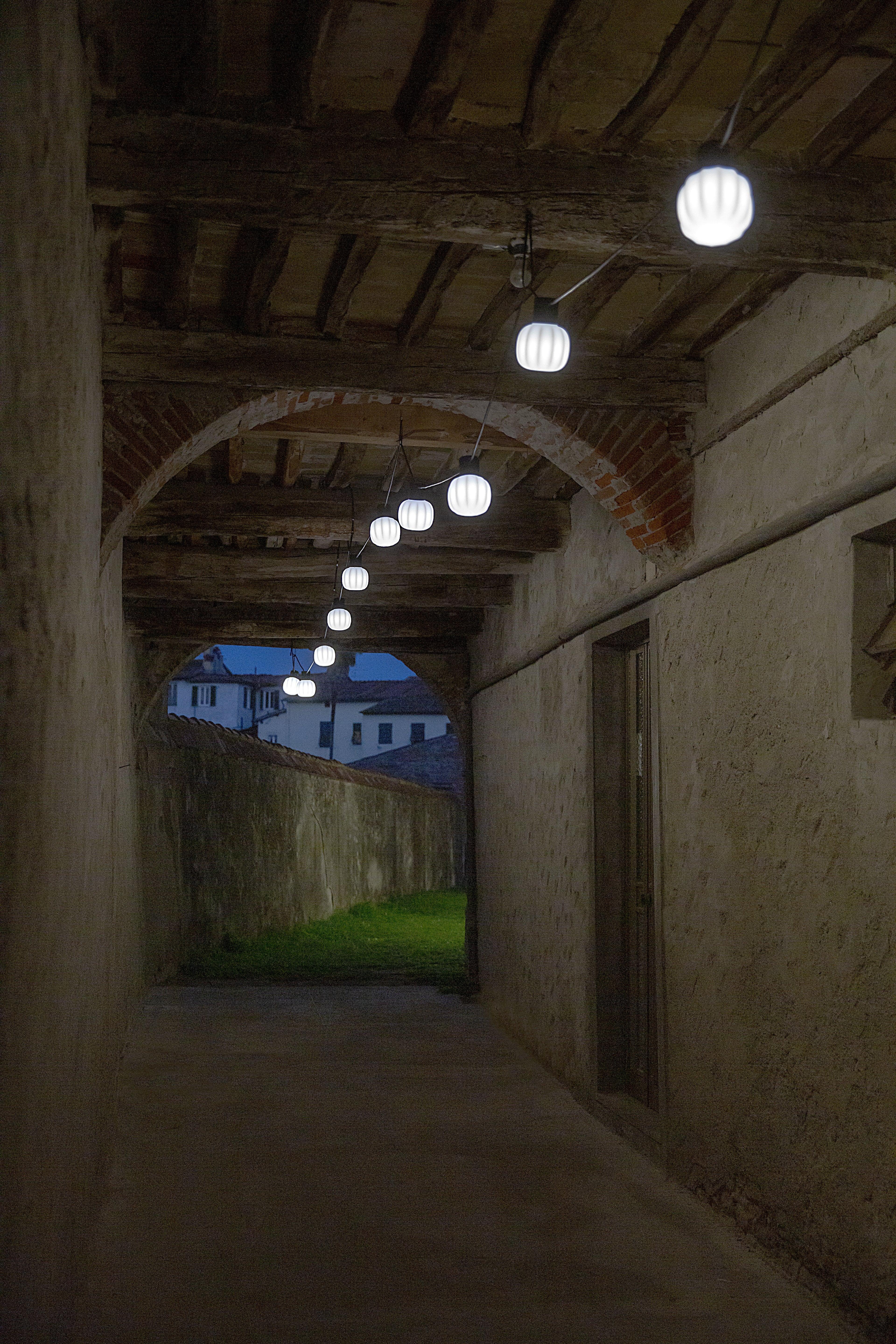Lampa wisząca zewnętrzna KIKI biały z czarnym