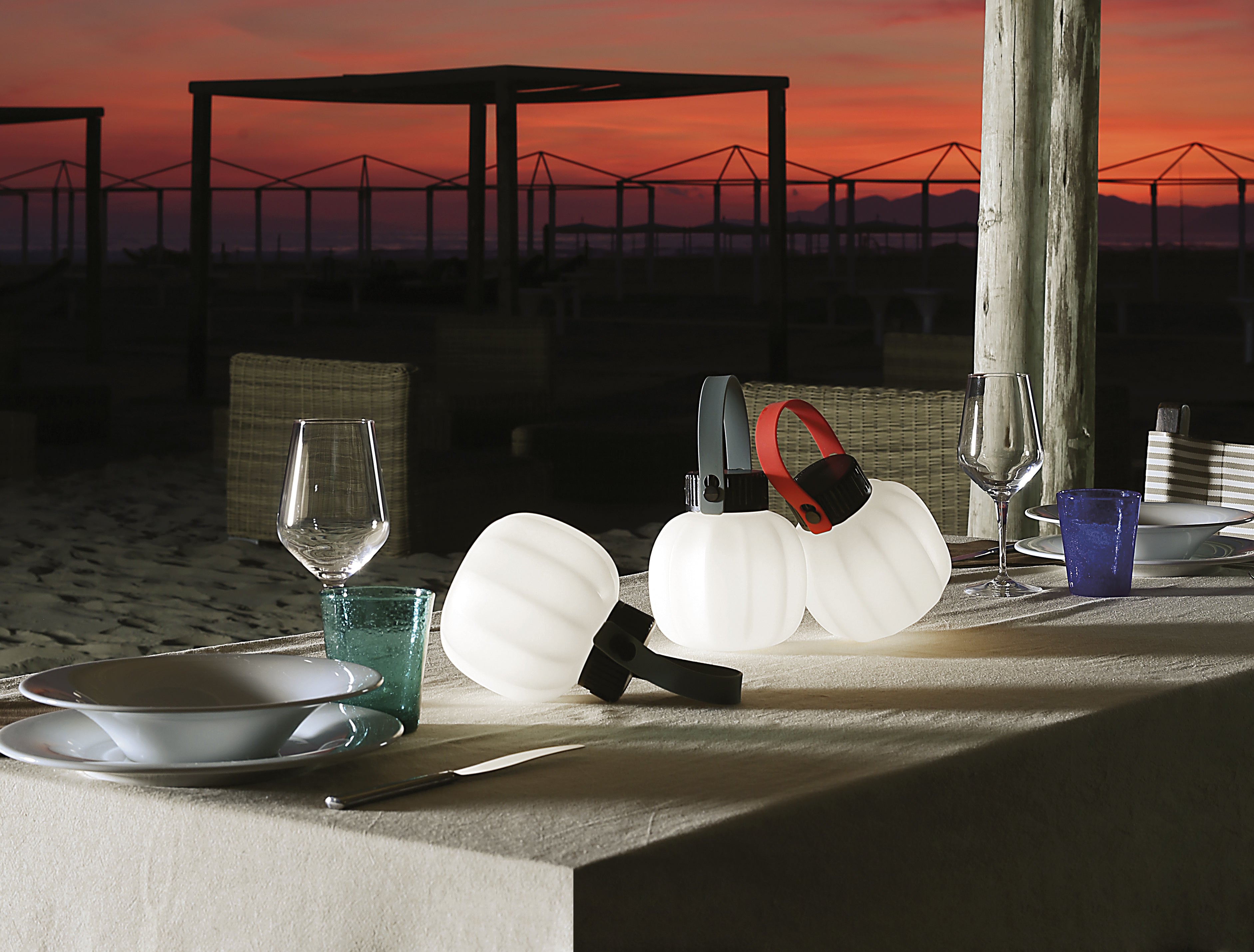 Portable outdoor lamp KIKI in white with a silicone handle.