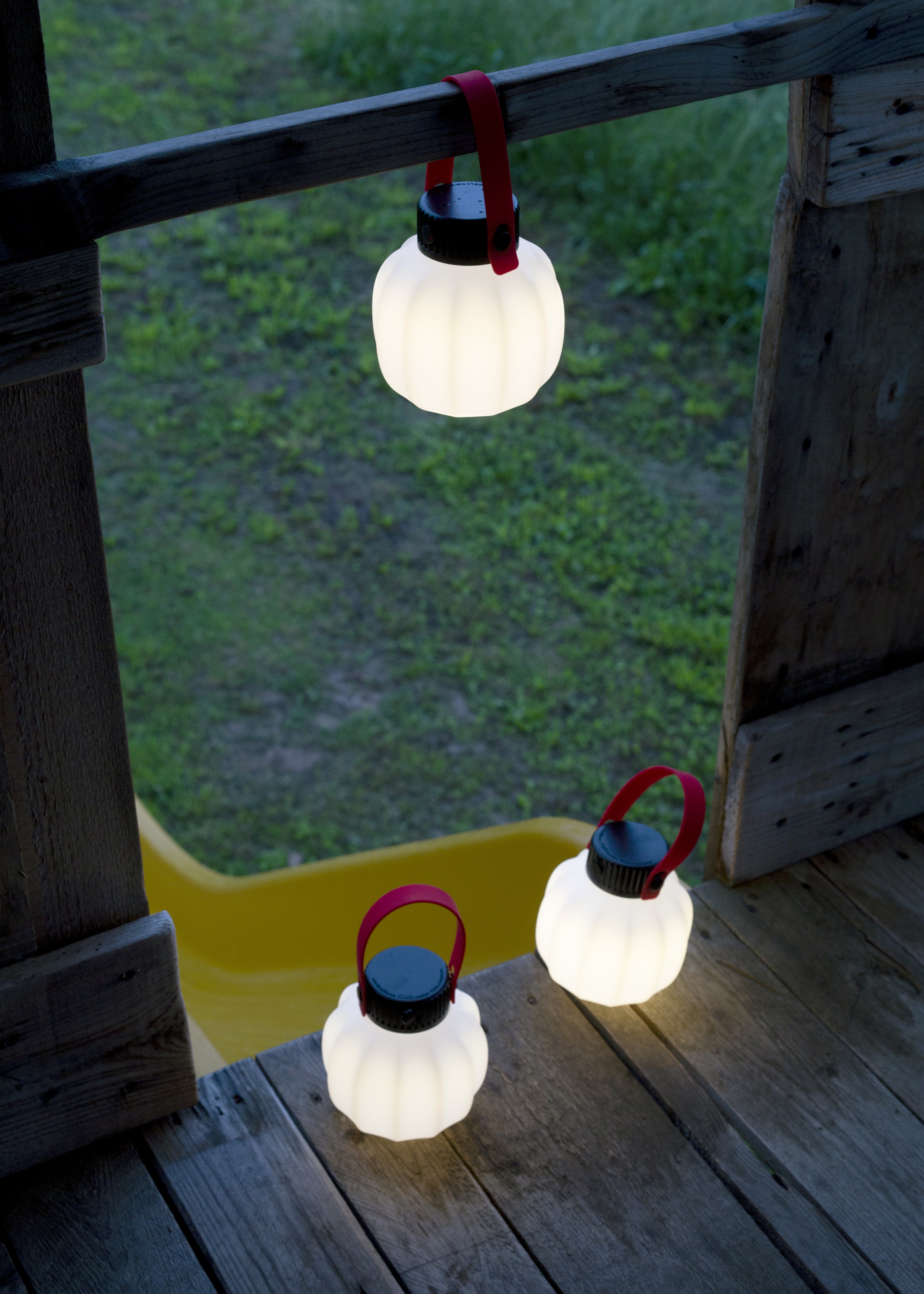 Portable outdoor lamp KIKI in white with a silicone handle.