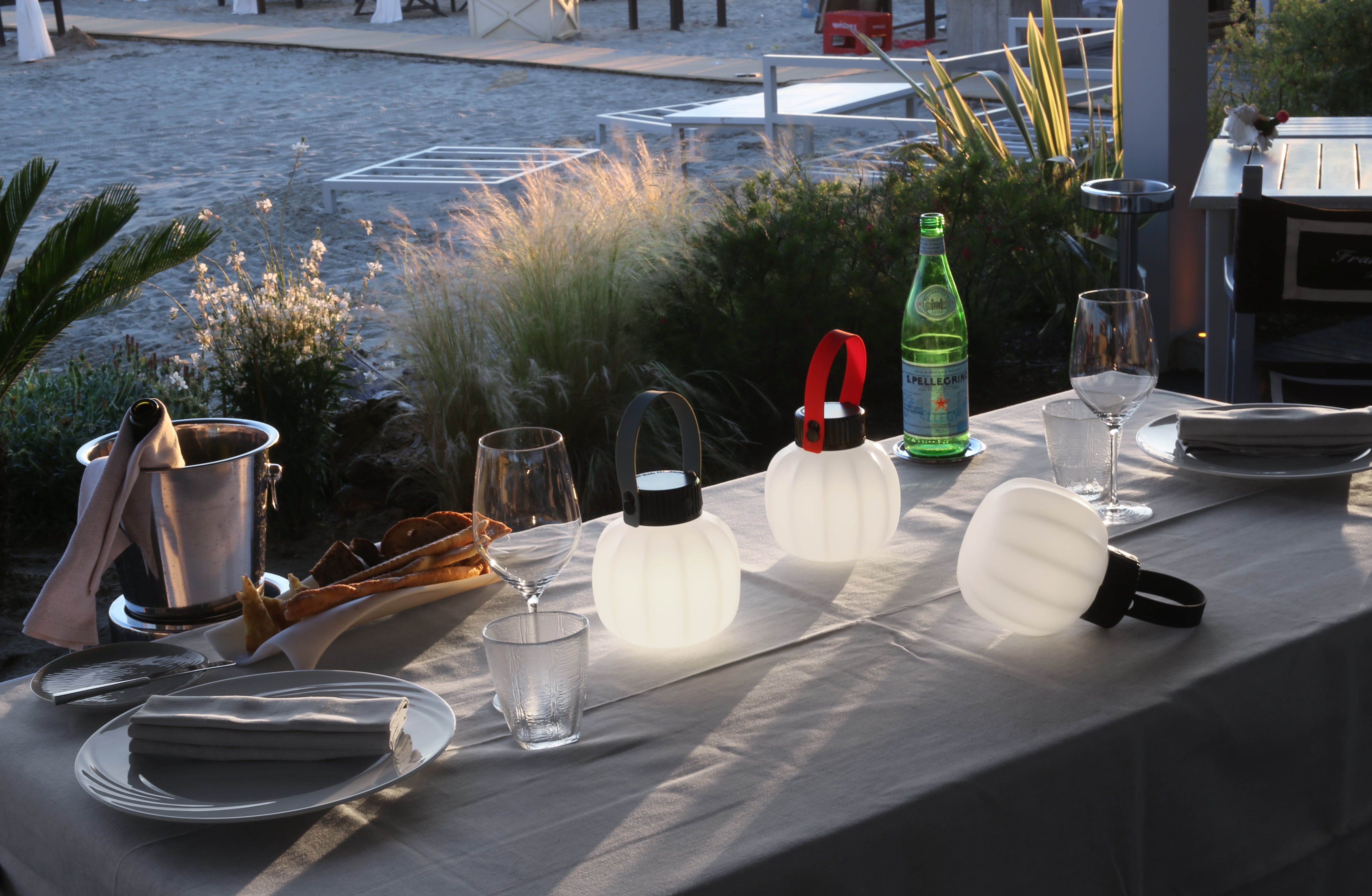 Portable outdoor lamp KIKI in white with a silicone handle.