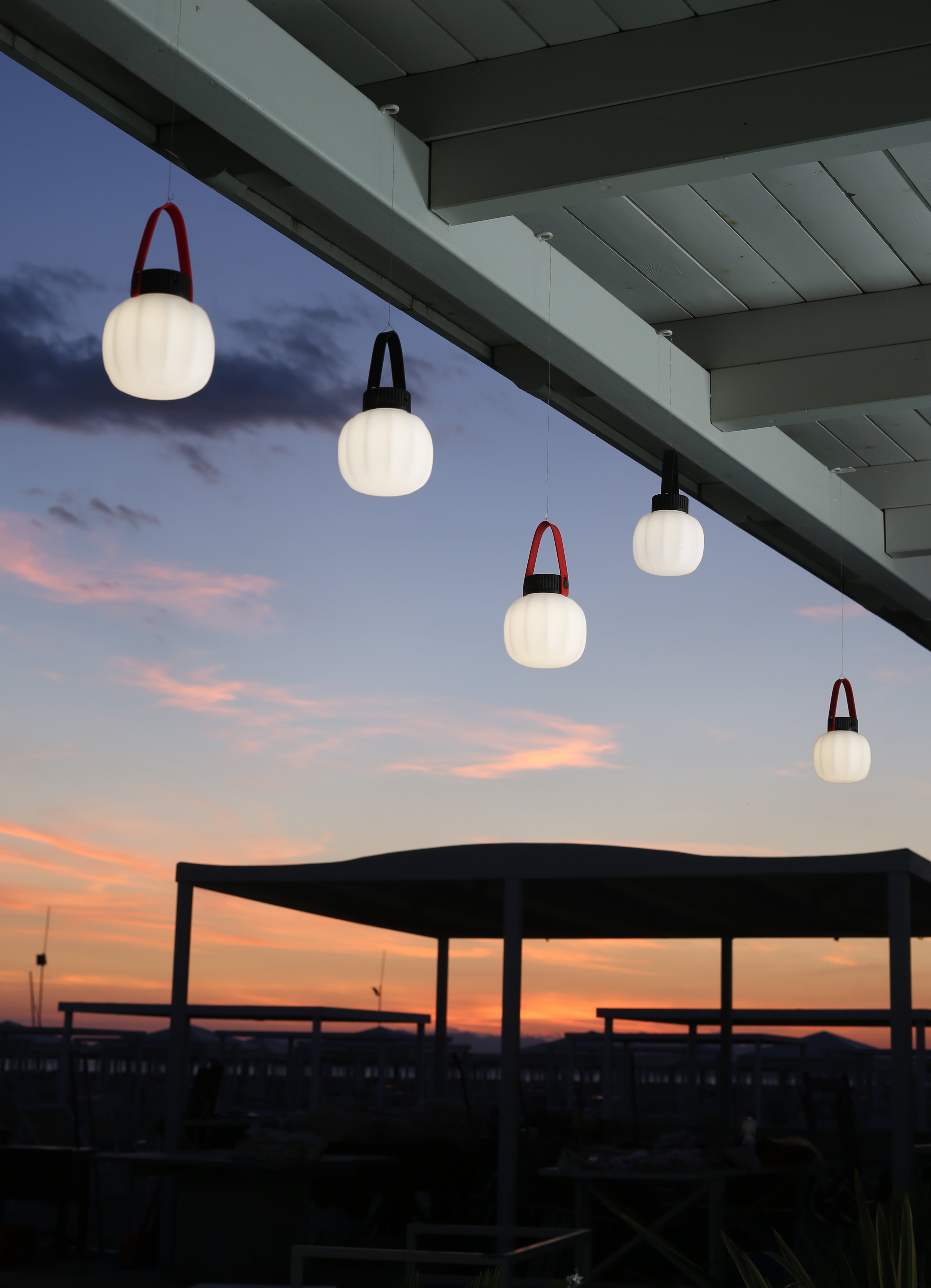 Portable outdoor lamp KIKI in white with a silicone handle.