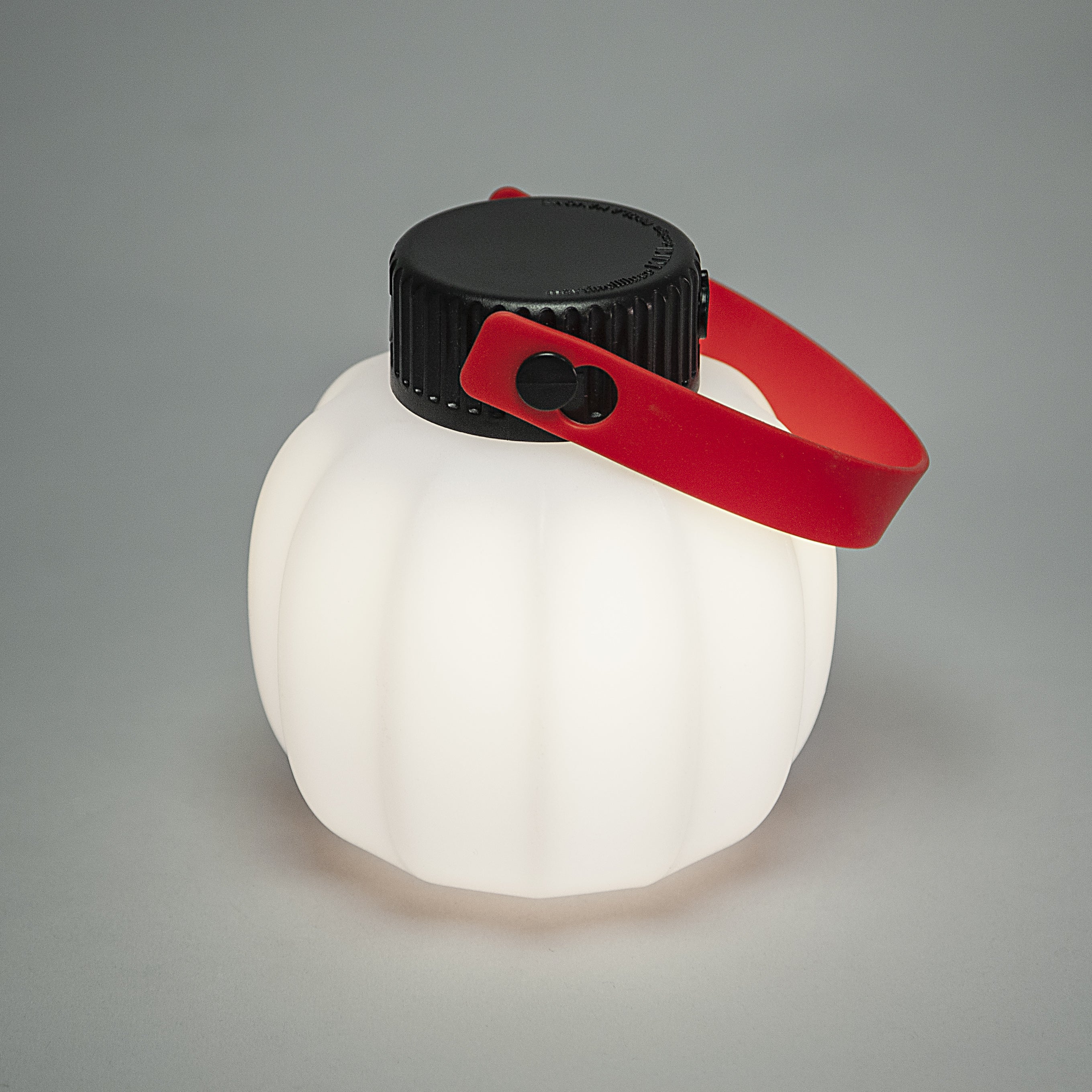Portable outdoor lamp KIKI in white with a silicone handle.
