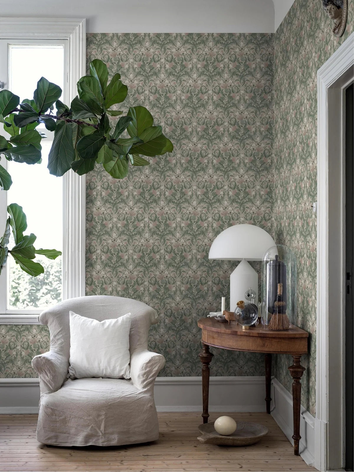 Tapete mit pflanzlichem Blattmuster THISTLE, gedämpftes Grün mit Rosa und Beige