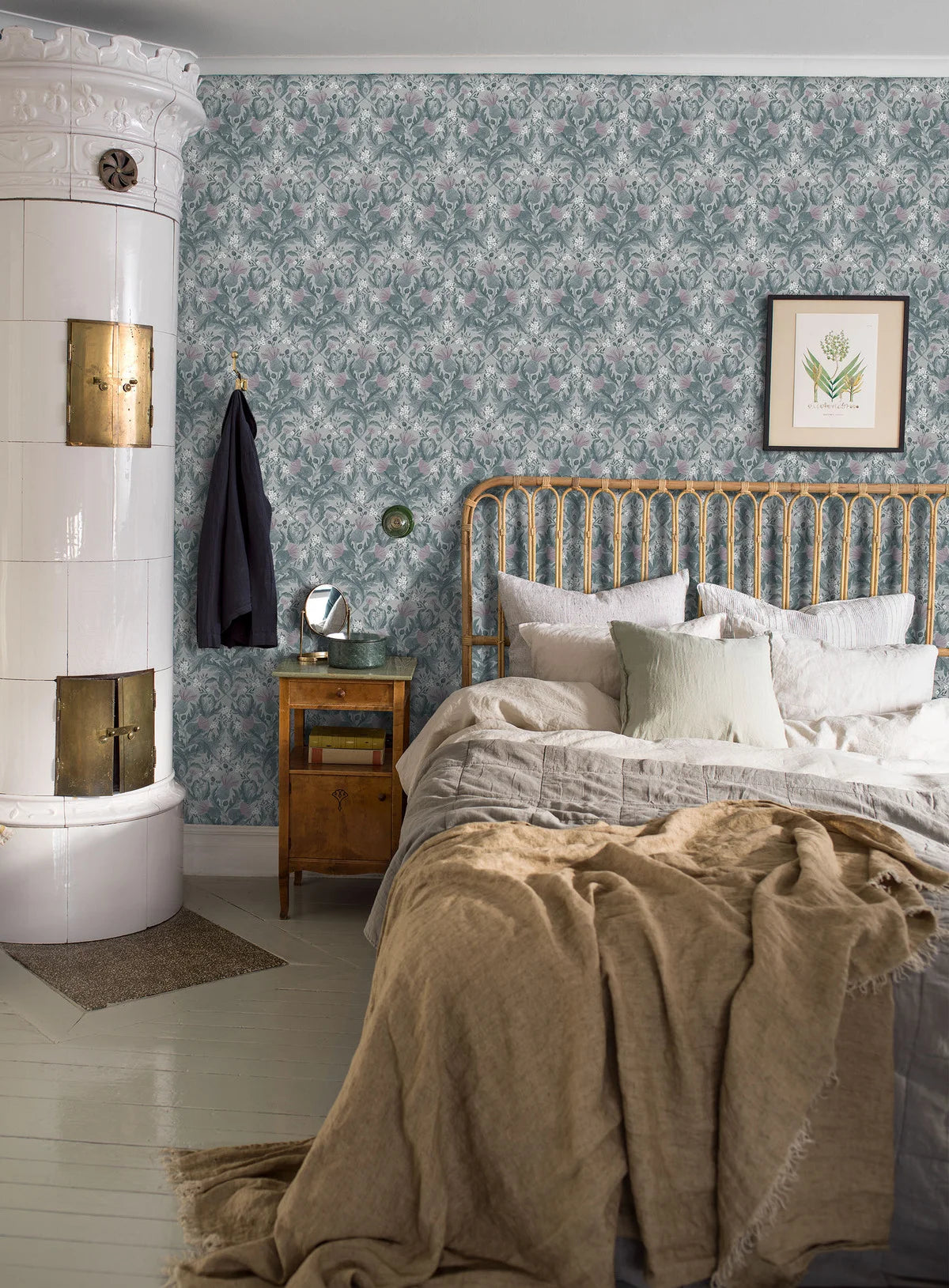 Tapete mit Pflanzenmuster THISTLE, gedämpftes Blau mit Rosa