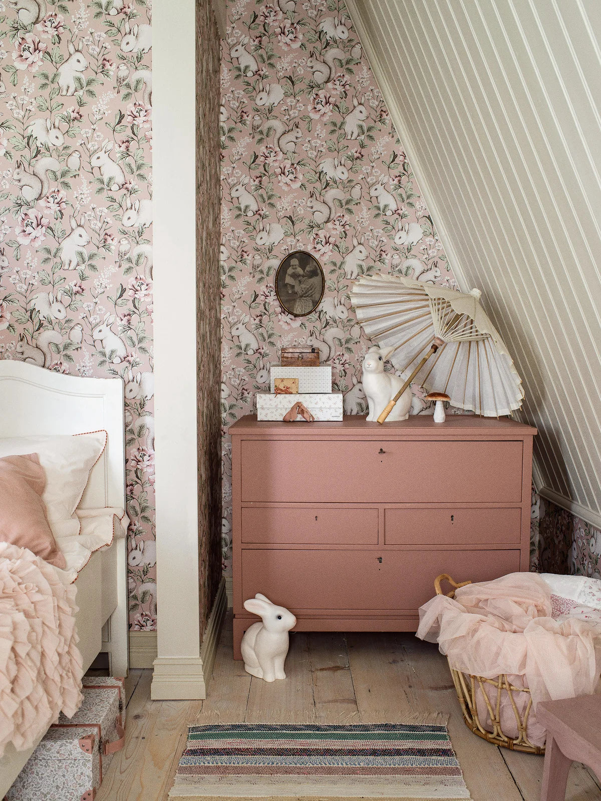 Children's wallpaper with a plant and animal theme MAGIC FOREST powder pink