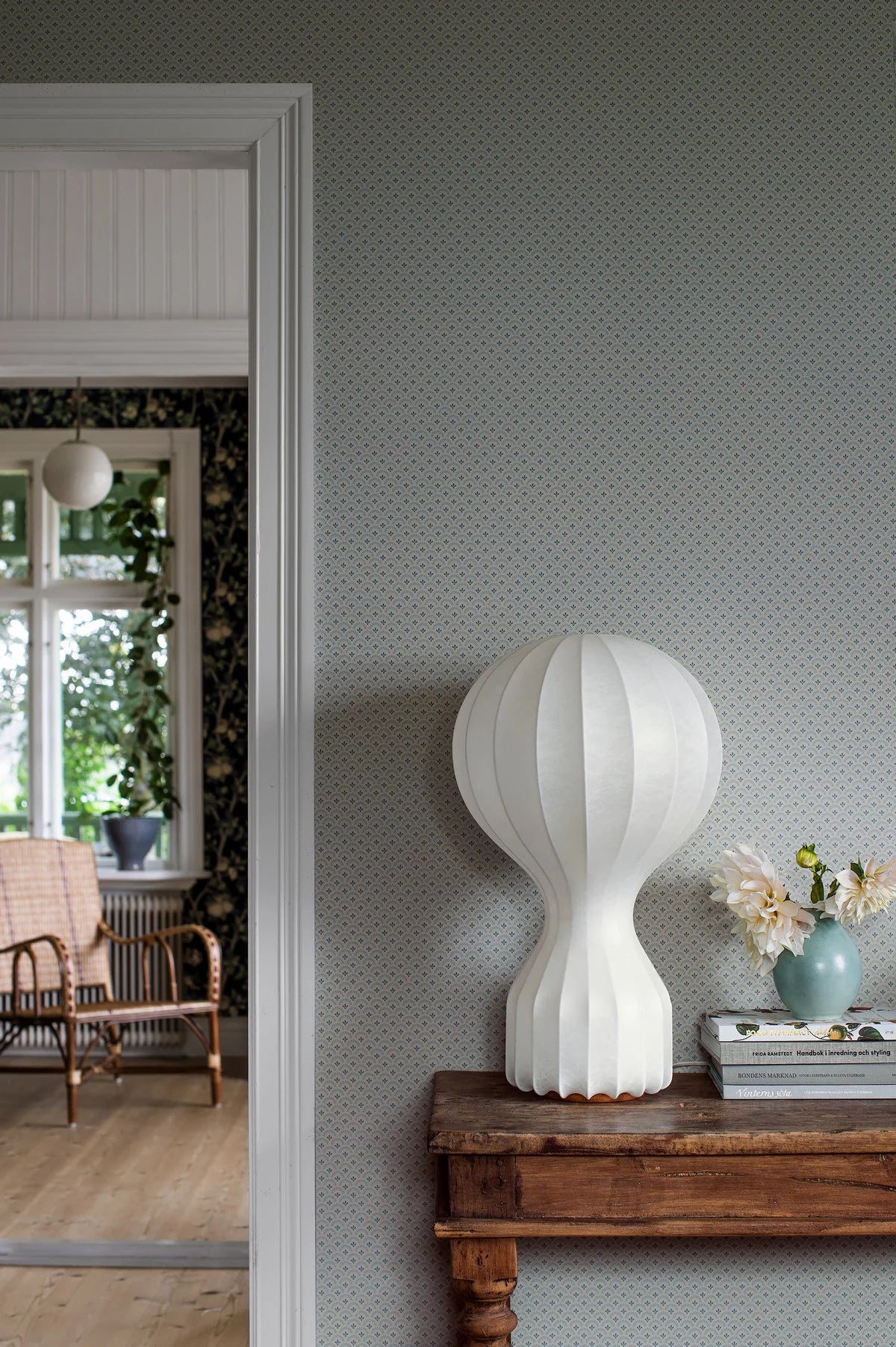 Geometric Wallpaper with Daisy Flower Motif in Gray