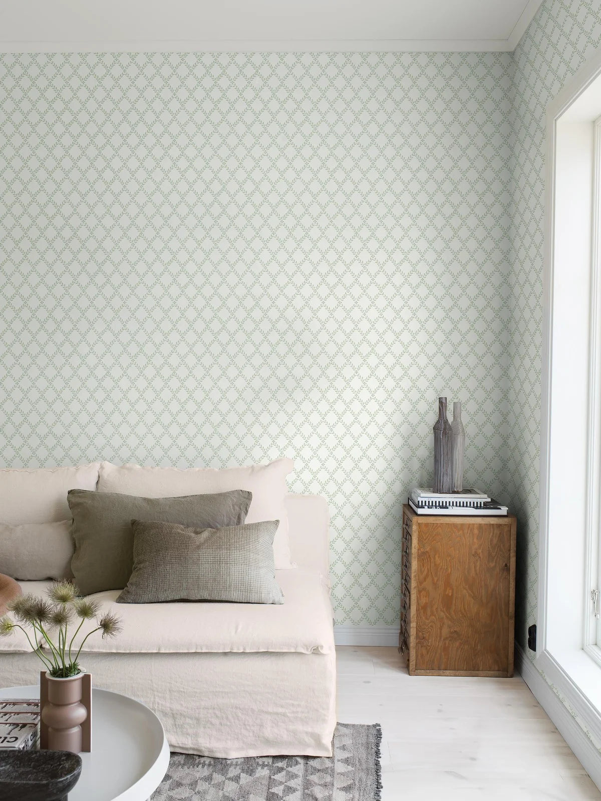 Wallpaper with geometric plant pattern of TRELLIS LEAVES in white and green