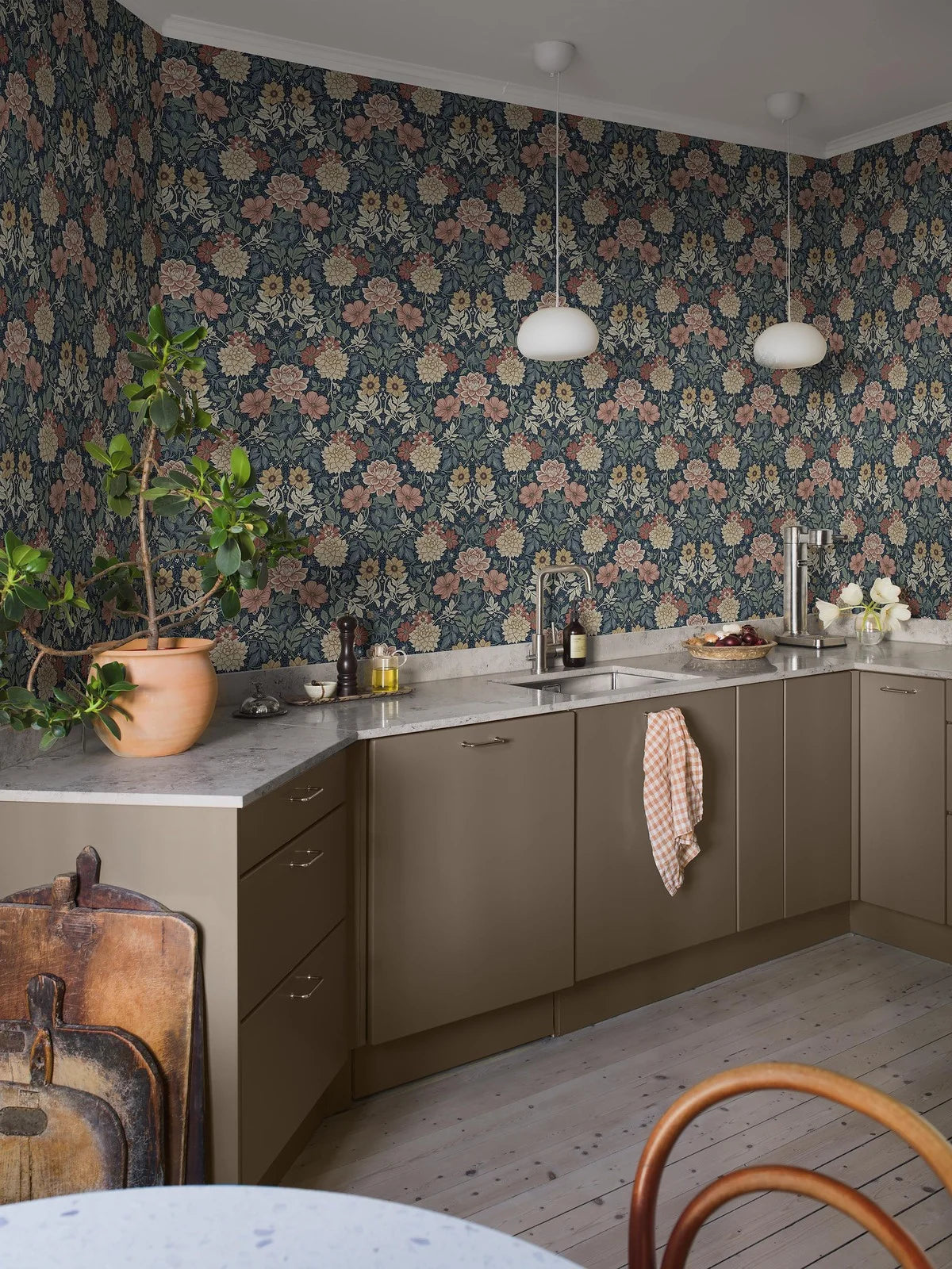 Non-woven paper wallpaper with a floral pattern DAHLIA GARDEN dark blue with beige and pink