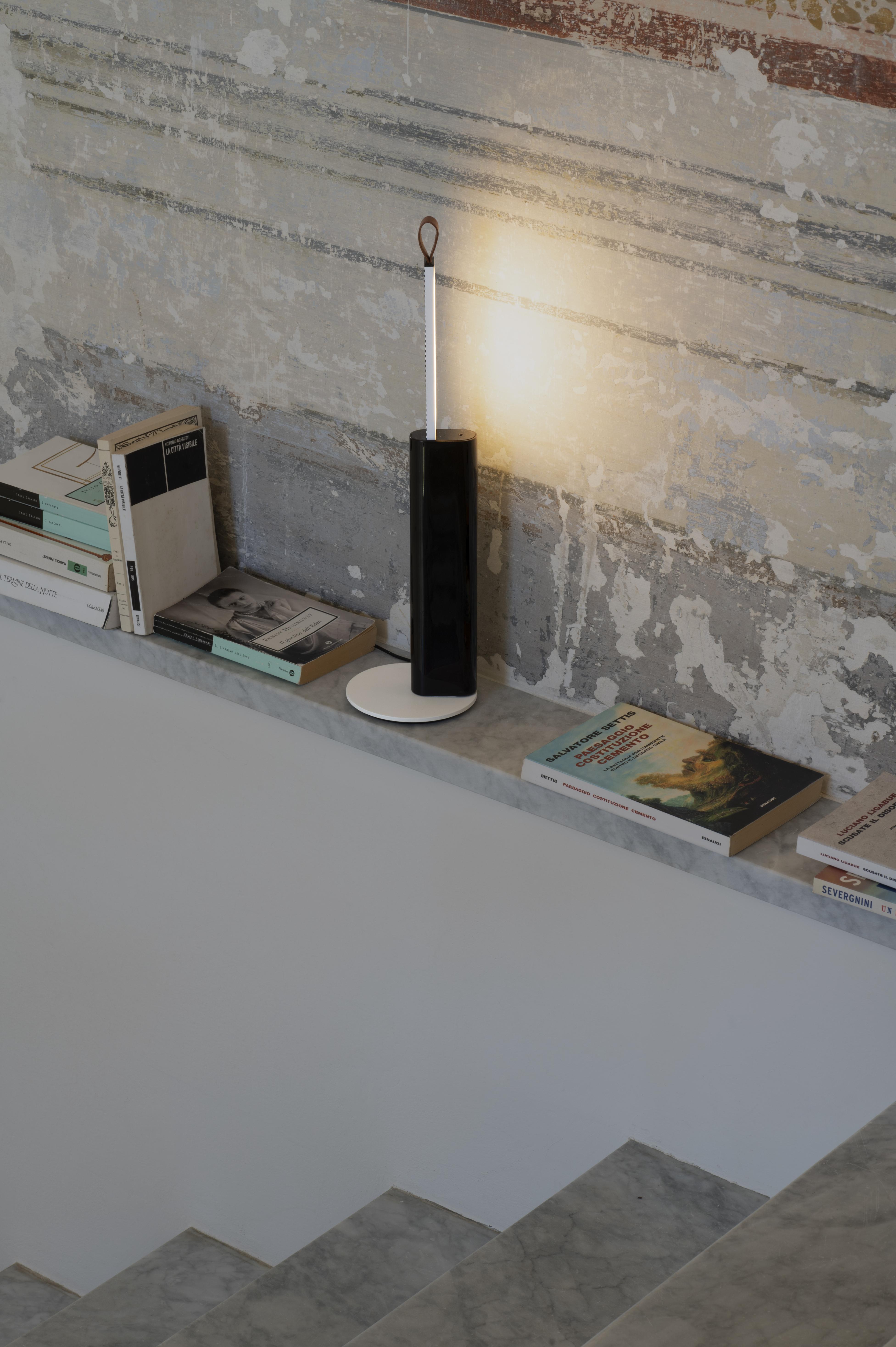 METRICA table lamp in glossy black