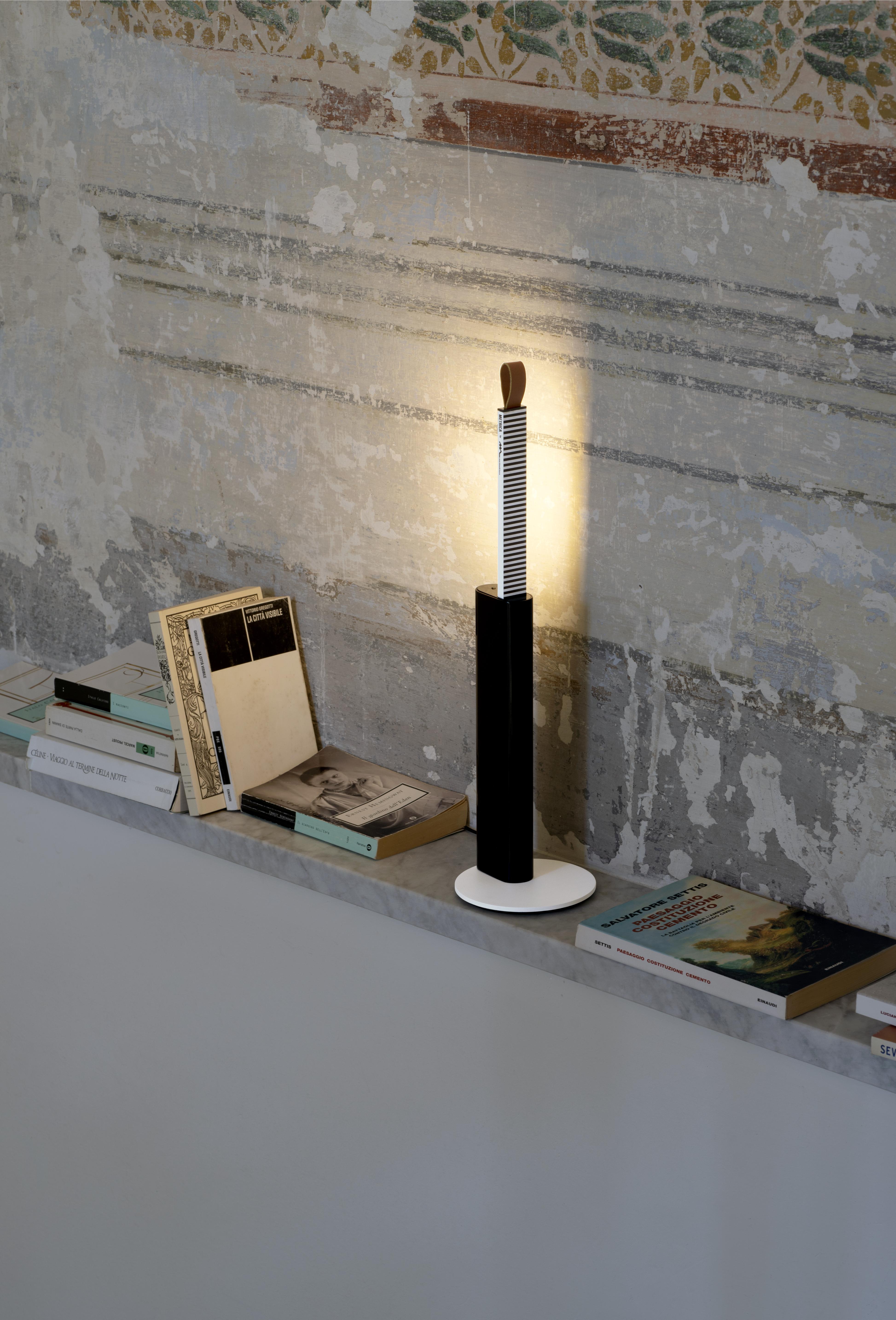 METRICA table lamp in glossy black