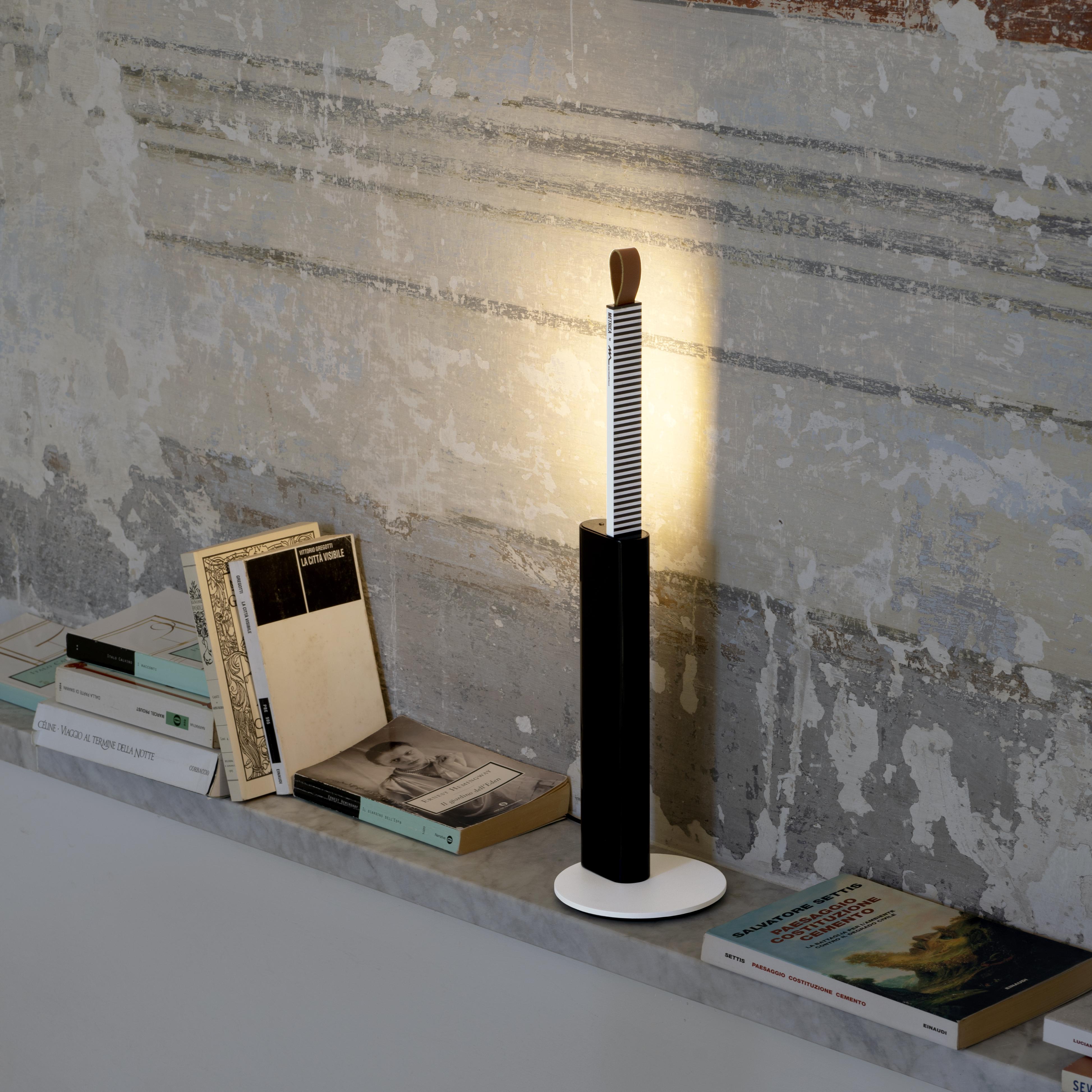 METRICA table lamp in glossy black
