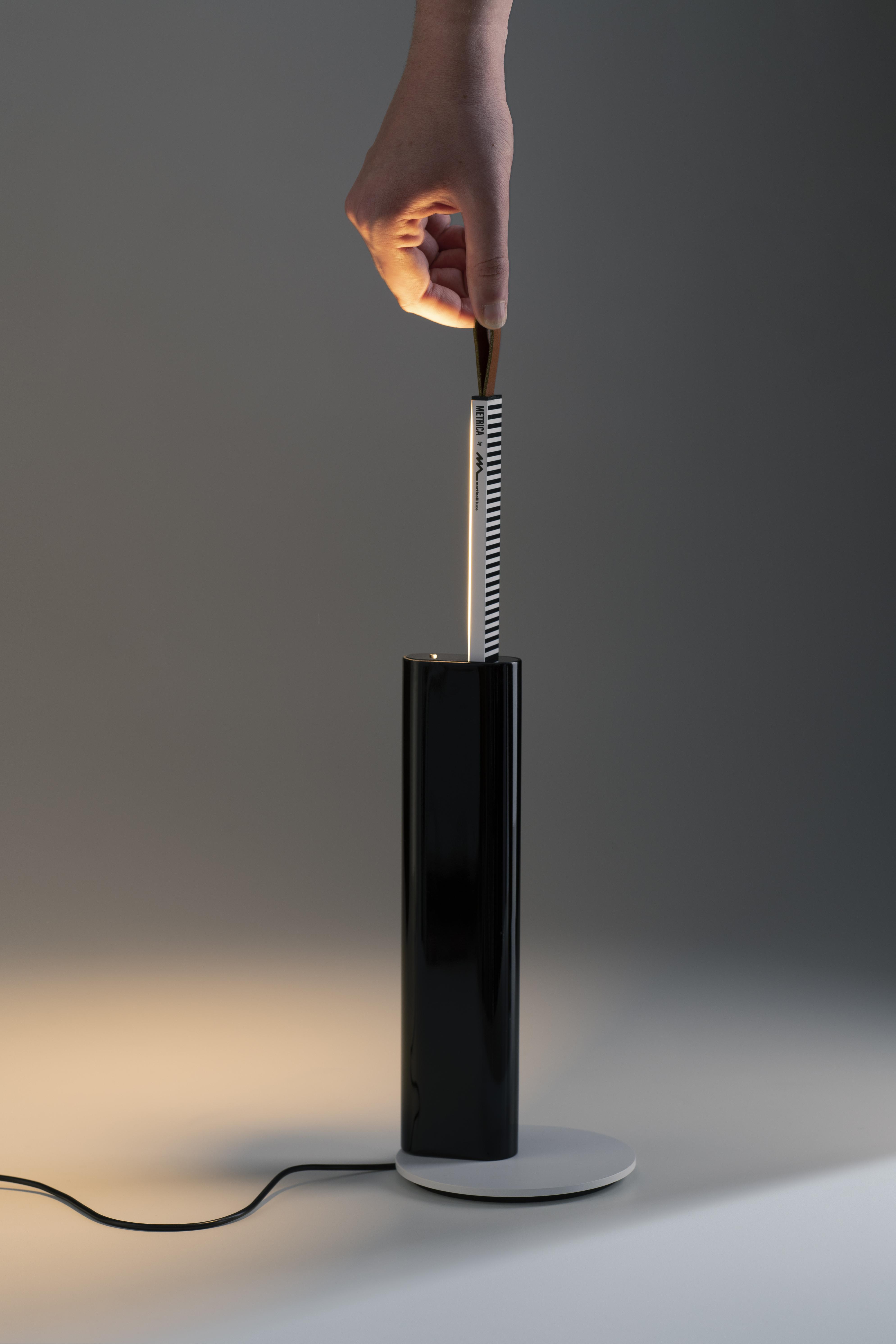 METRICA table lamp in glossy black