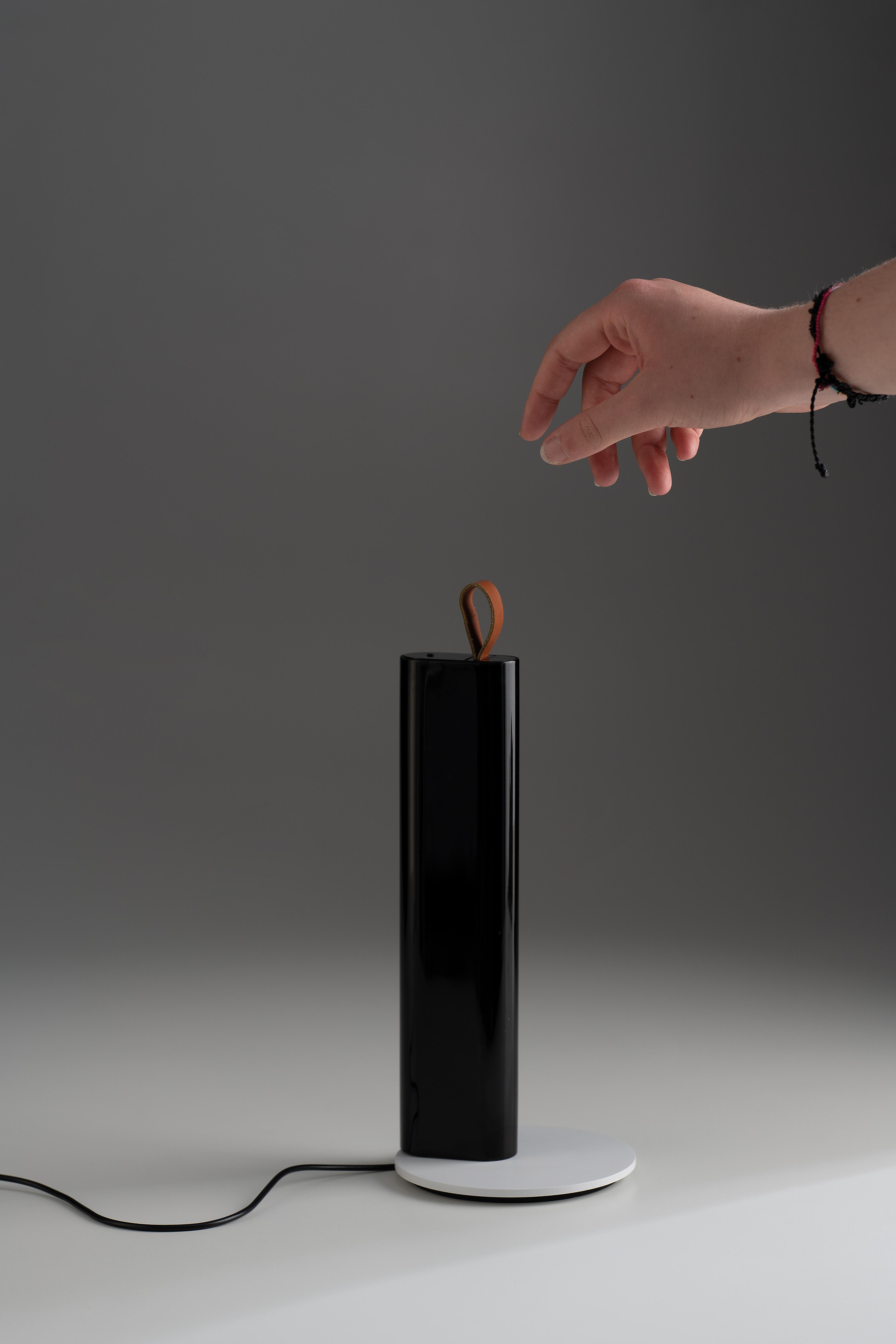 METRICA table lamp in glossy black