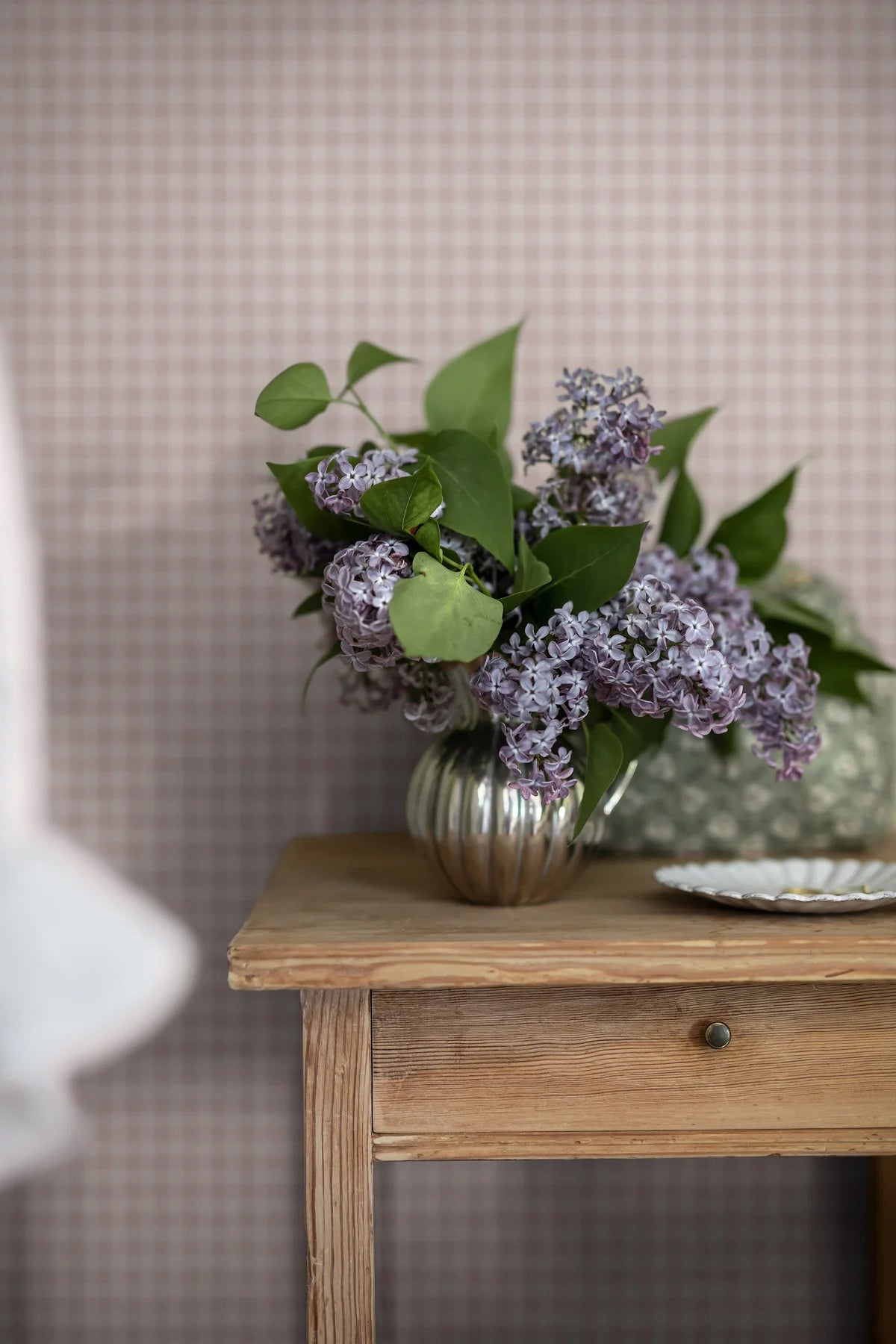 Strukturierte Tapete, die Leinen im Karomuster imitiert, PICNIC CHECK, rosa mit Weiß