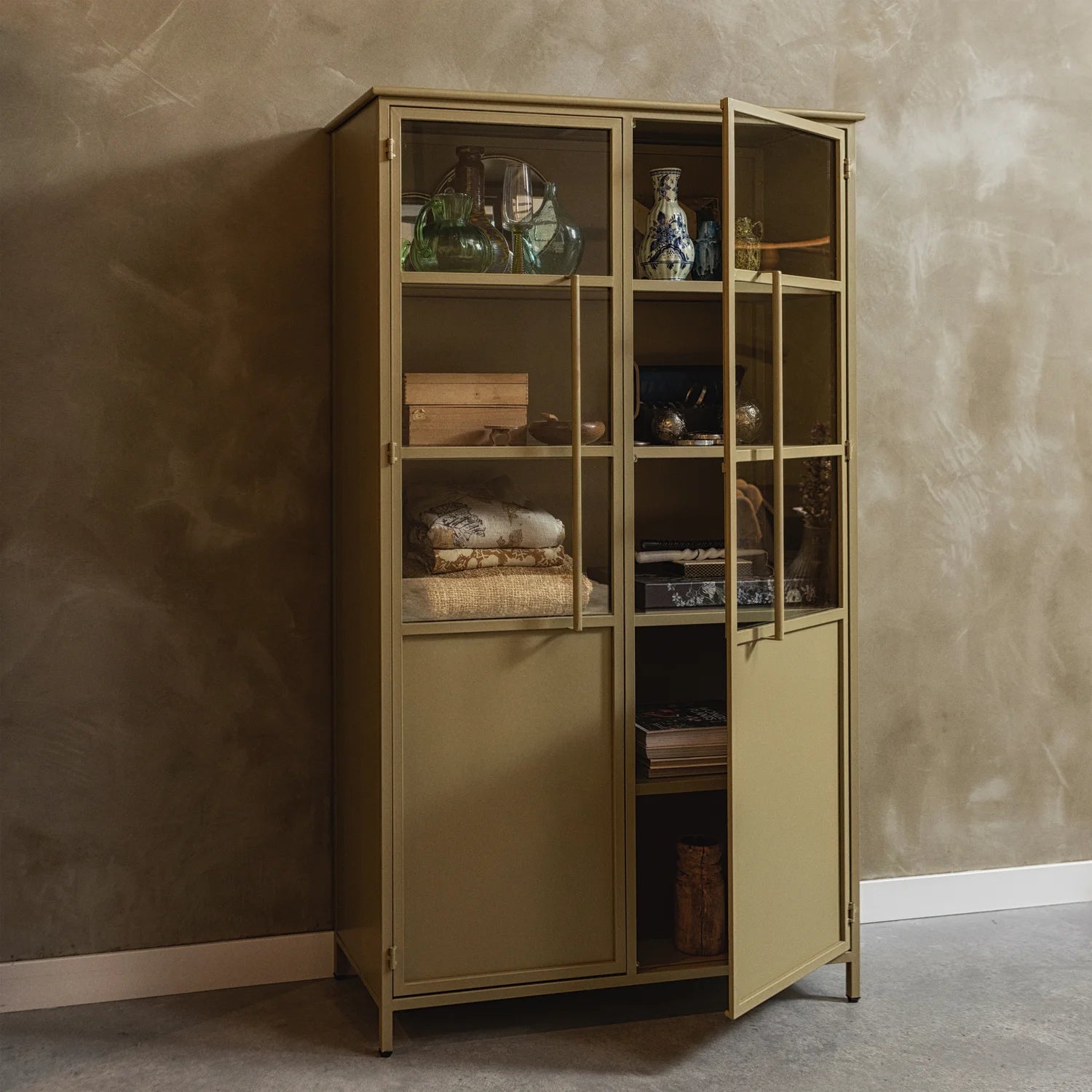 Ausstellung Khaki Regal