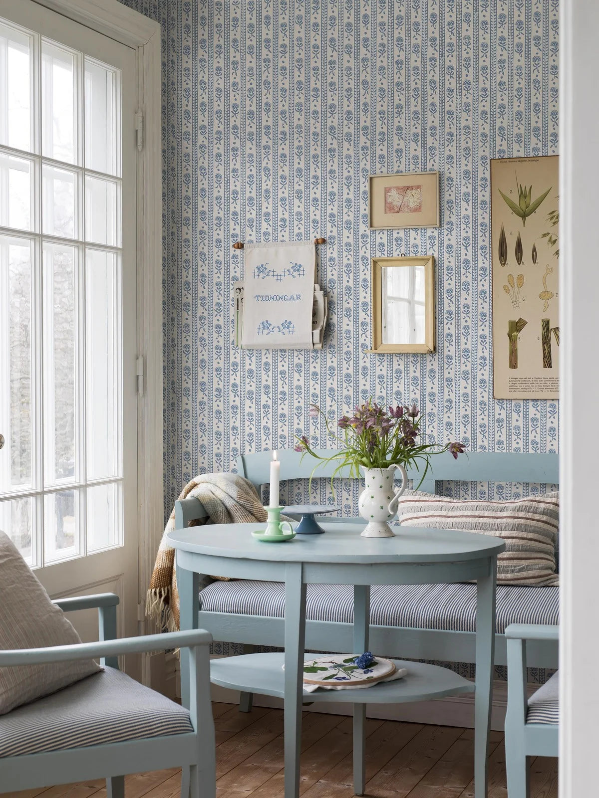Non-woven paper wallpaper with a plant pattern NEJKILERAND blue with white