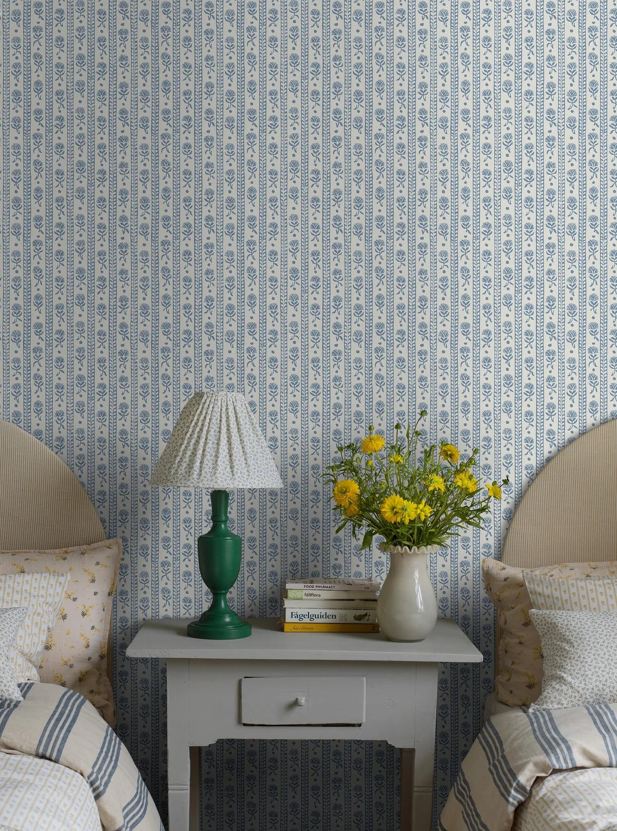 Non-woven paper wallpaper with a plant pattern NEJKILERAND blue with white