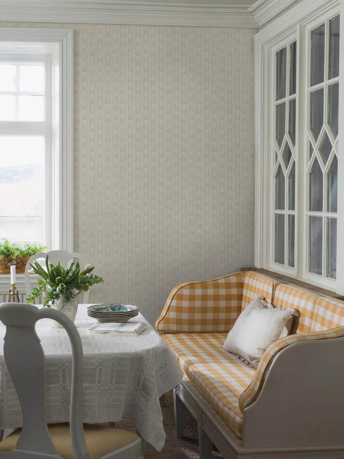 Vlies-Tapete mit pflanzlichem Muster NEJKILERAND beige mit sandfarbenem Hintergrund