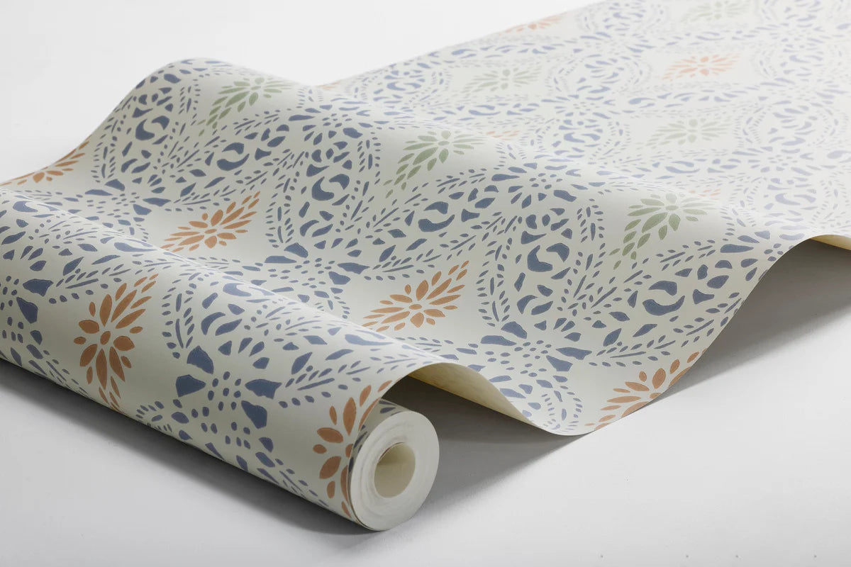 Vlies-Tapete mit geometrischem Muster KVARNHOLMEN blau mit sandfarbenem Hintergrund