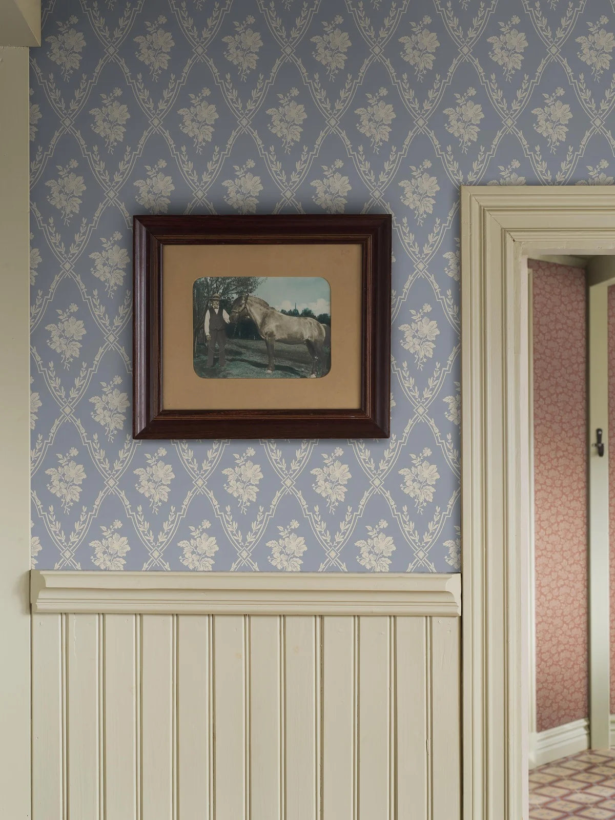 Non-woven paper wallpaper with a plant pattern VÄSTIGÅRN blue