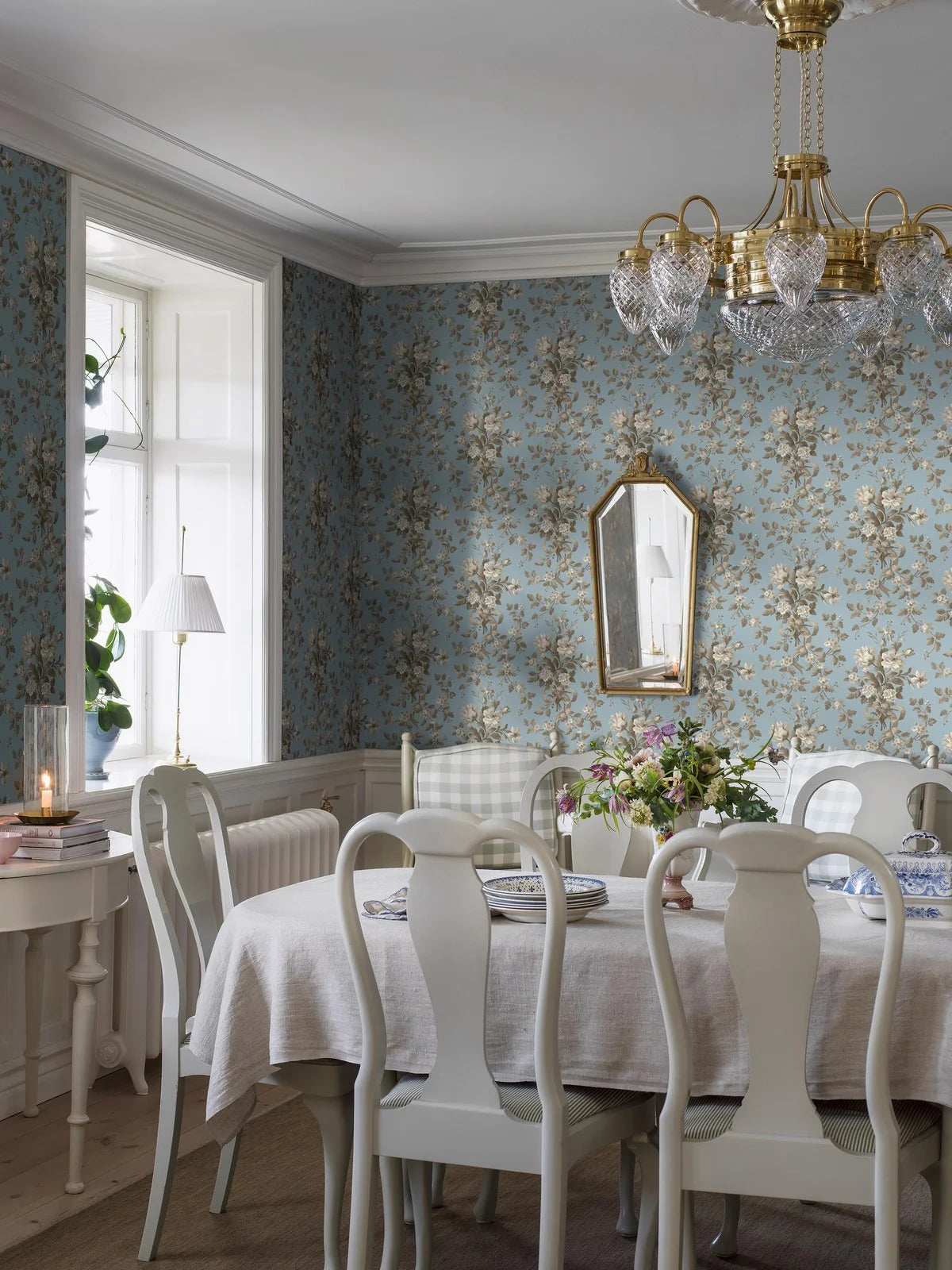 Non-woven paper wallpaper with a botanical pattern TULLGARN blue with green