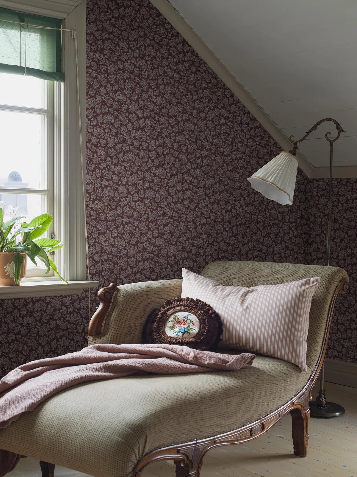 Vlies-Tapete mit pflanzlichem Muster HAGTORN burgunderrot