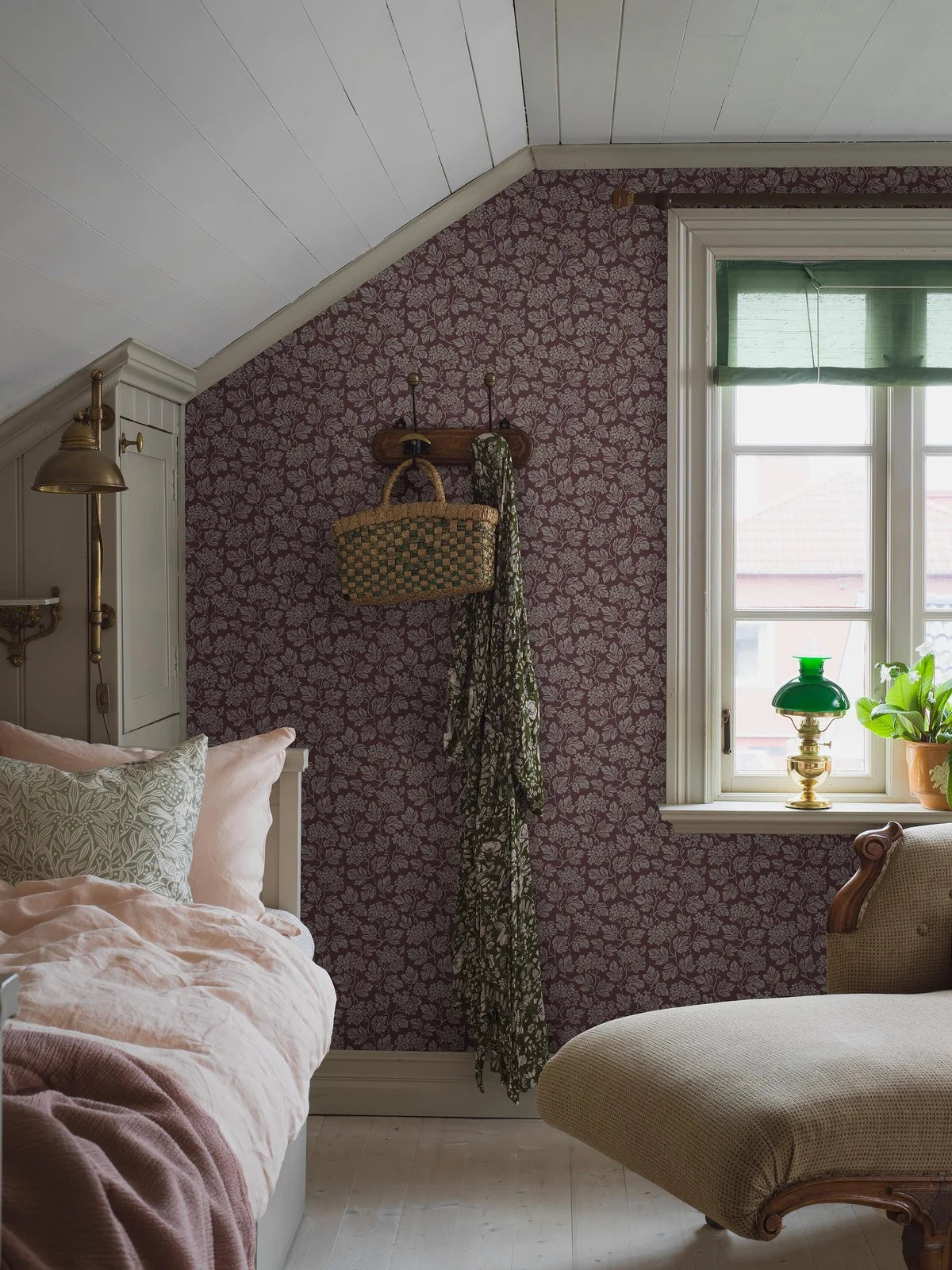 Vlies-Tapete mit pflanzlichem Muster HAGTORN burgunderrot