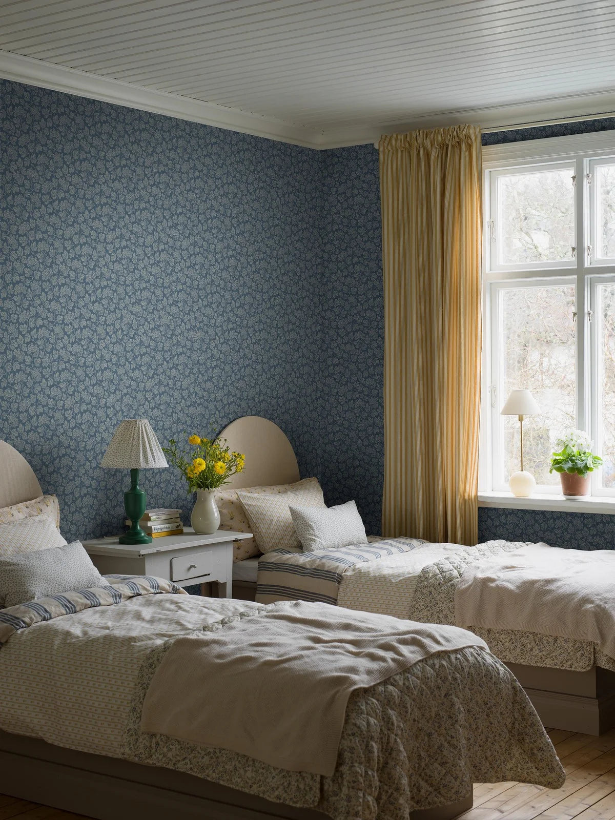 Non-woven paper wallpaper with a plant pattern HAGTORN blue