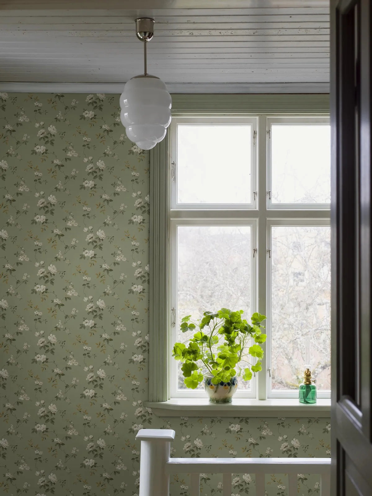 Non-woven paper wallpaper with a botanical pattern VÄRMDÖ green with white