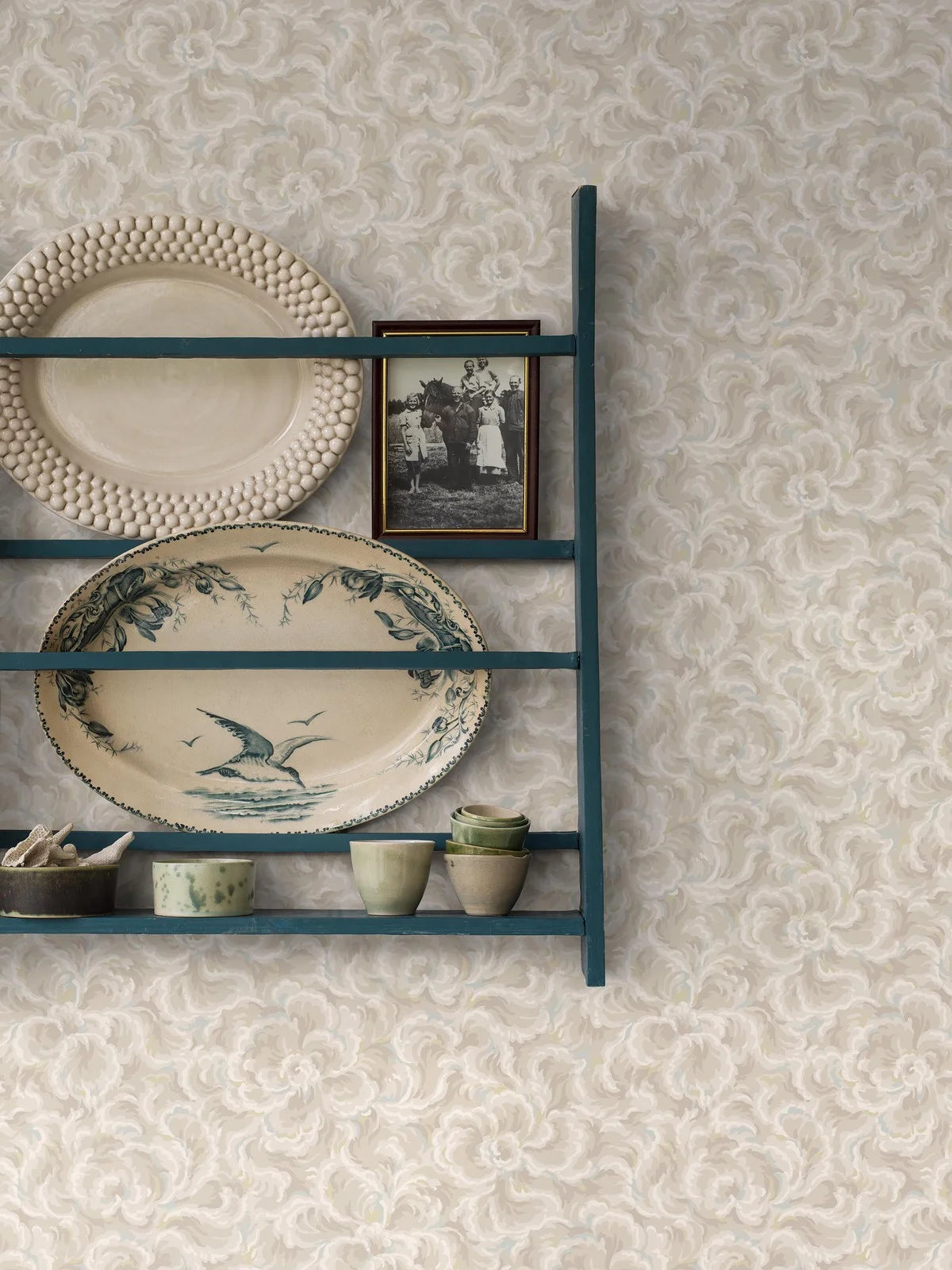 Non-woven paper wallpaper with a botanical pattern ÄNGGÅRDEN beige