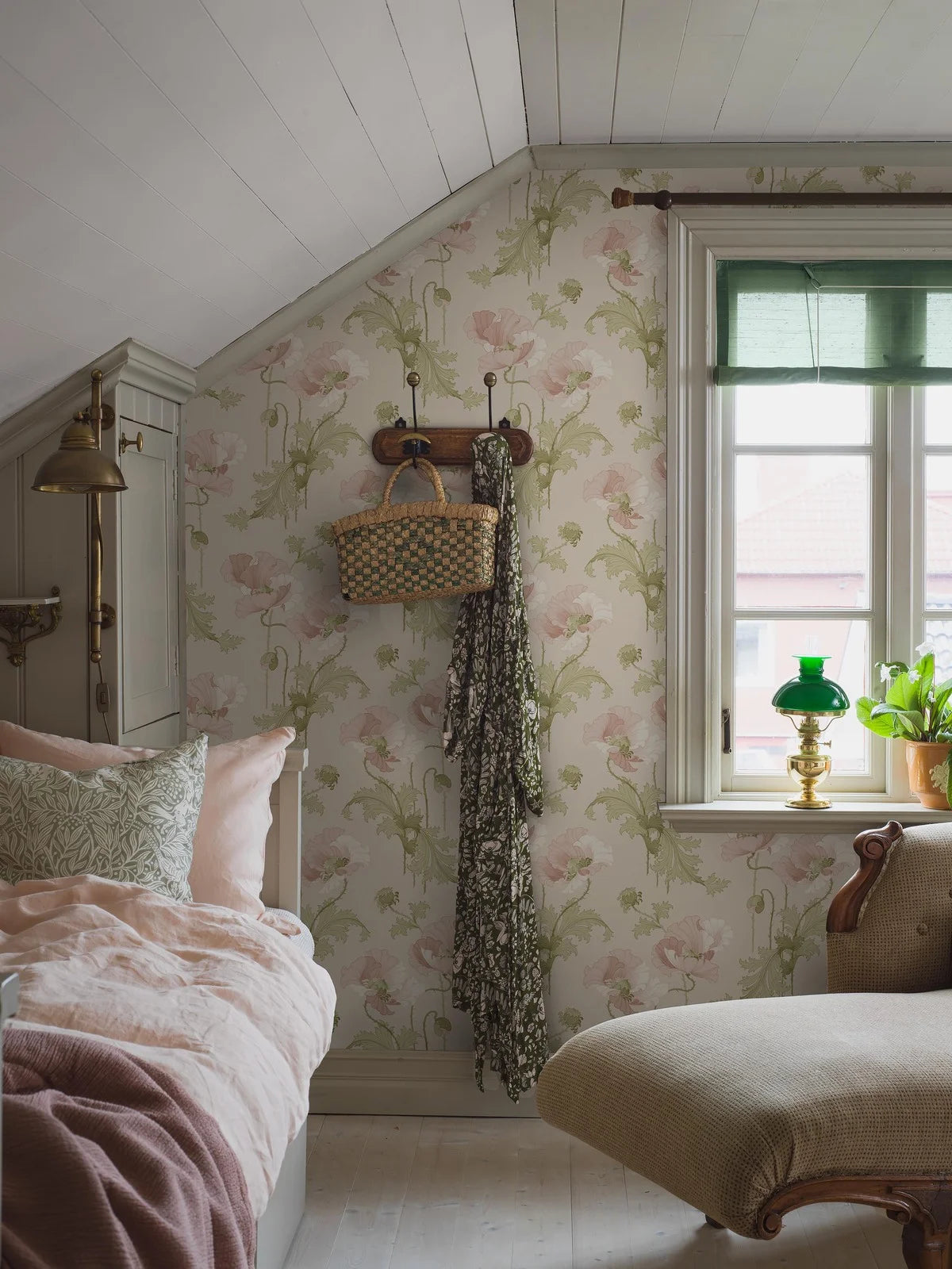 VALLMO hellbeige Tapete aus Vlies mit pflanzlichem Muster in Rosa