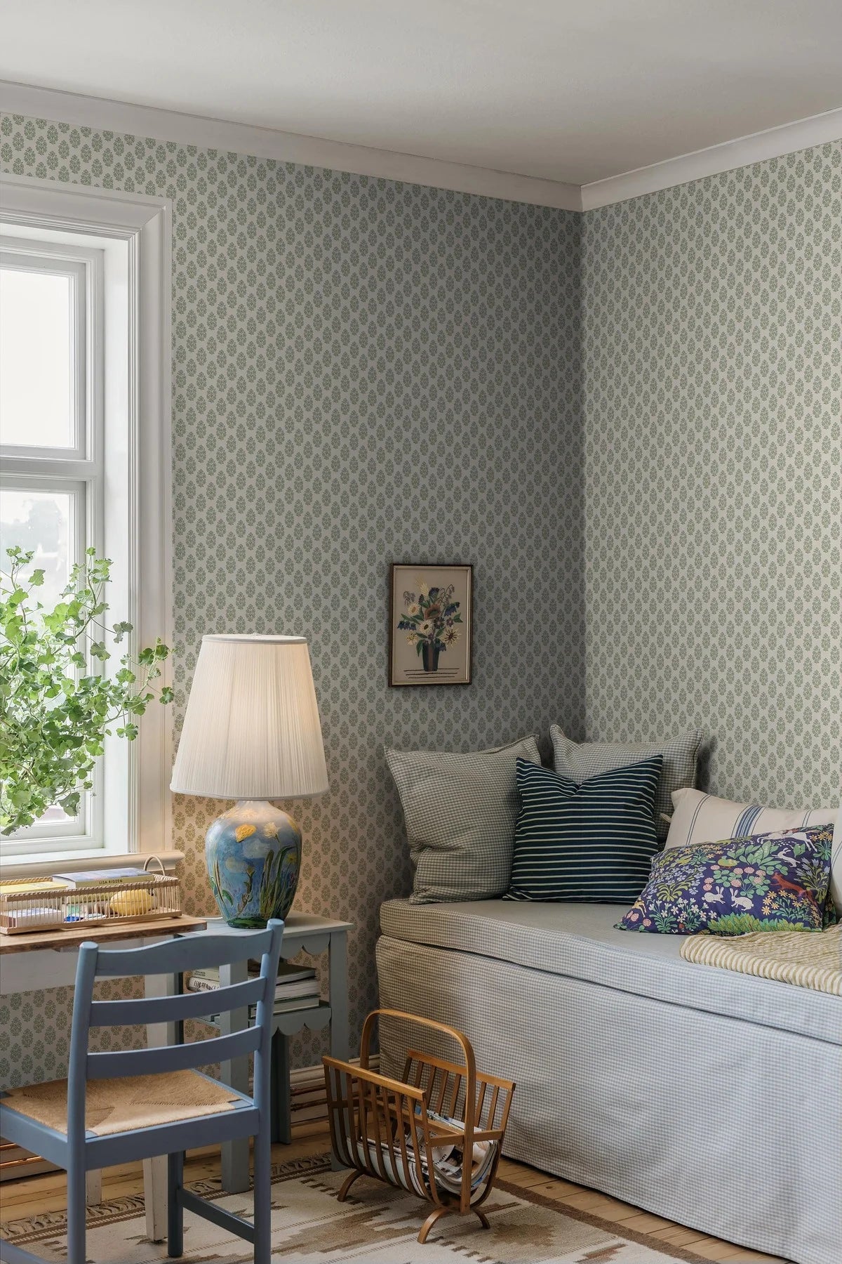 SIBYLLA Cream Floral Pattern Wallpaper with Blue