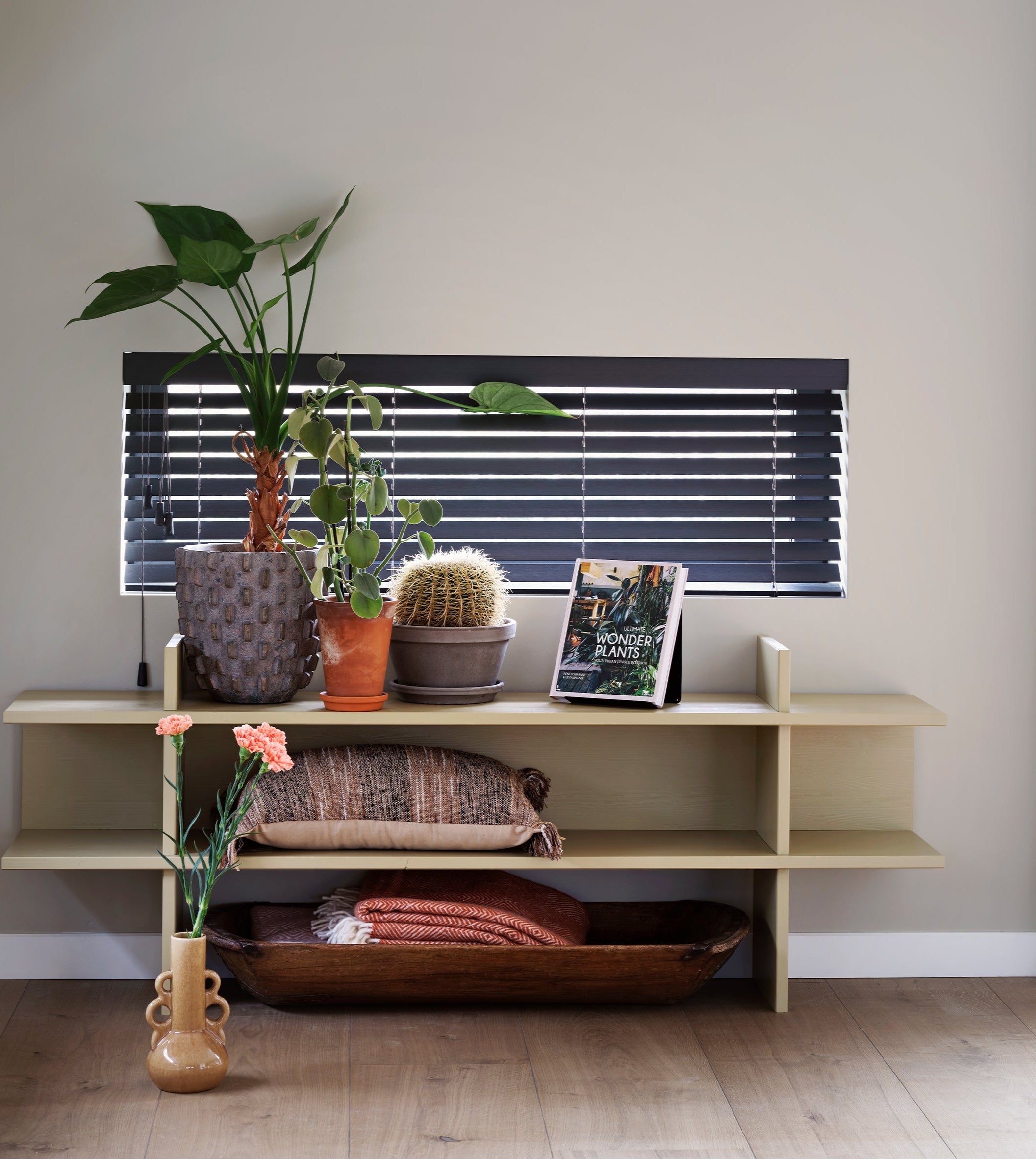 Jan Pine Console gelb gefärbt