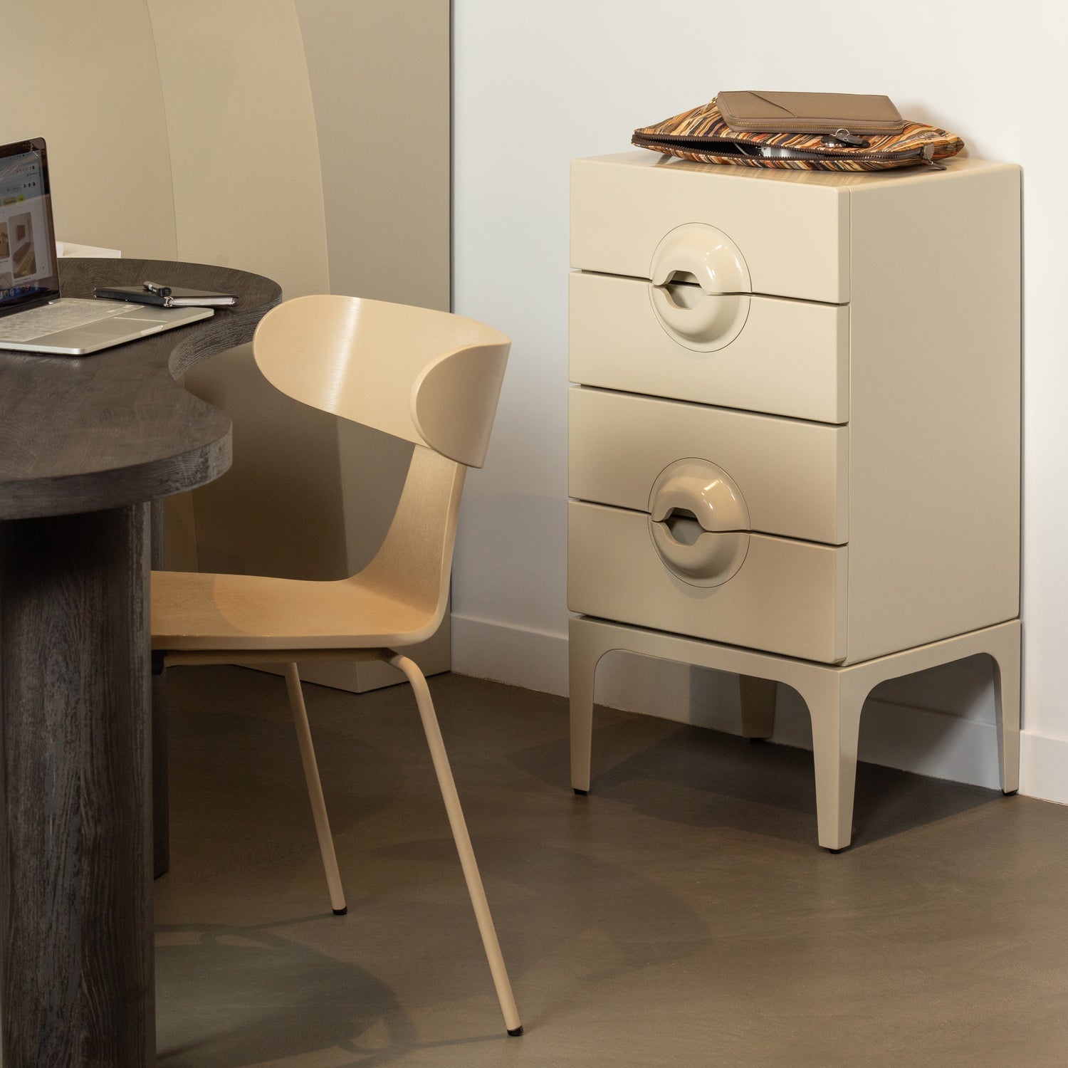 MERGE Schrank in warmem Creme
