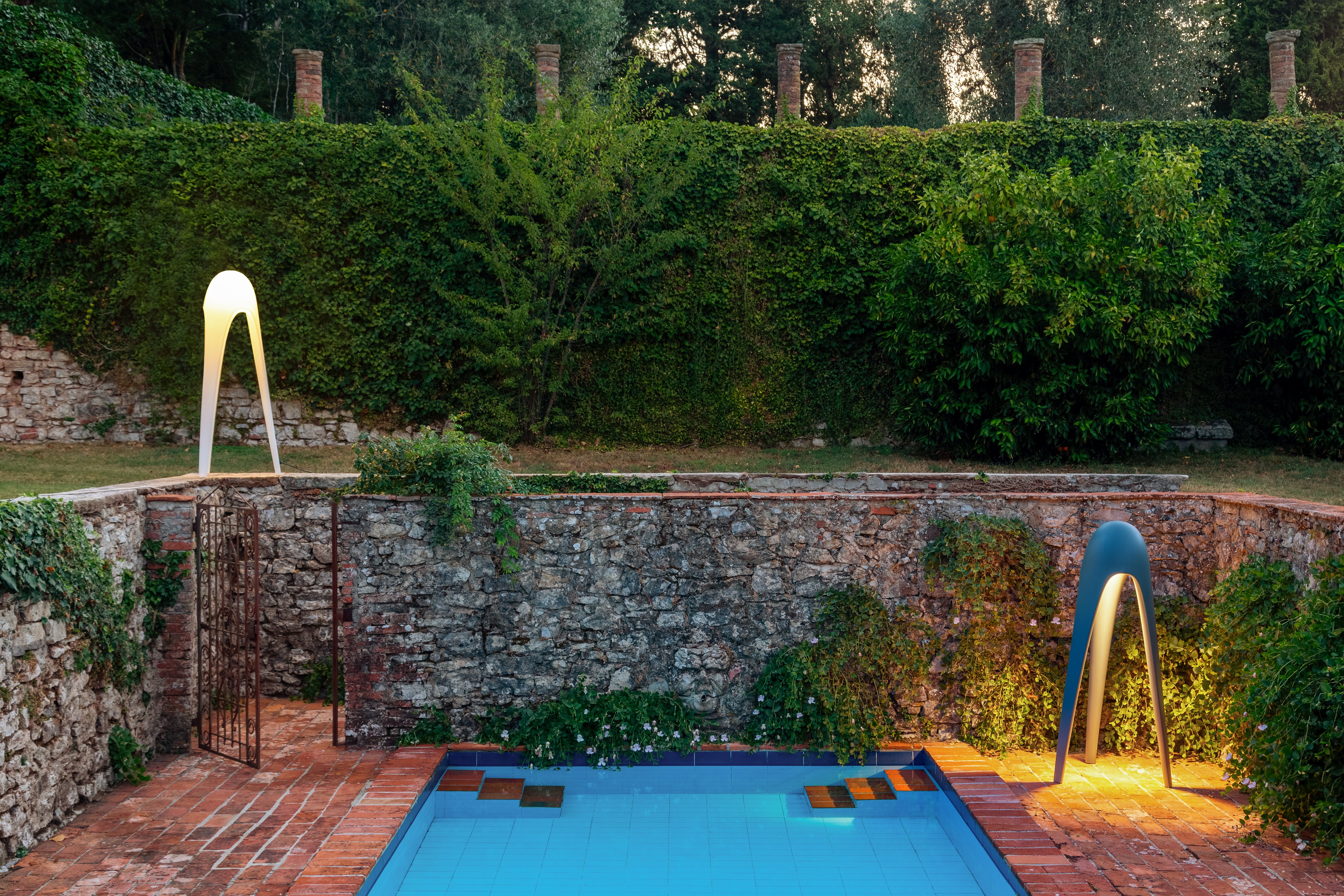 CYBORG BIG outdoor floor lamp in glossy white