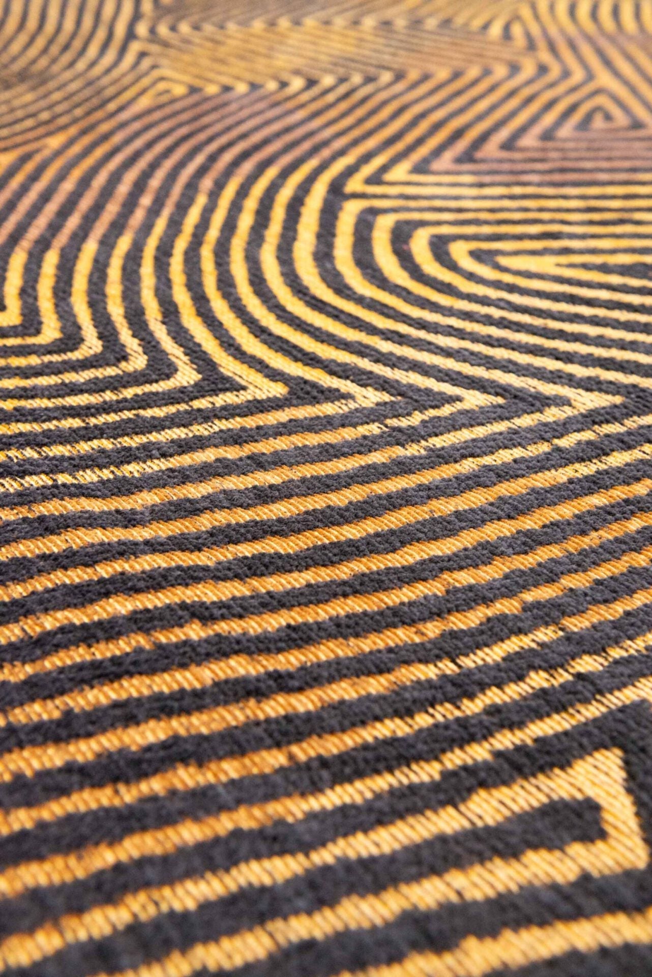 Korallen schwarzes Goldteppich schwarz und Gold